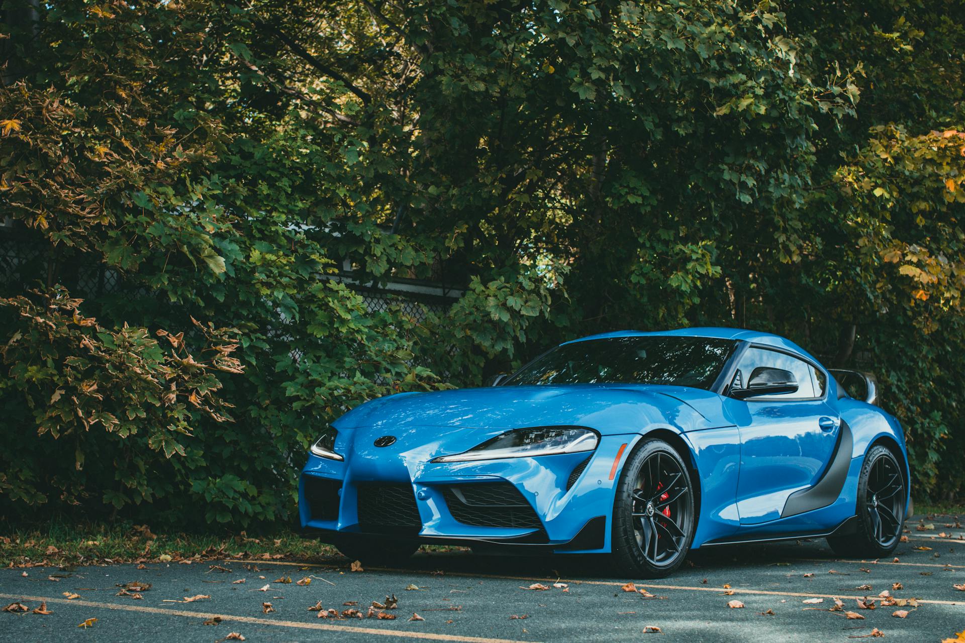 Ein blauer Sportwagen | Quelle: Pexels
