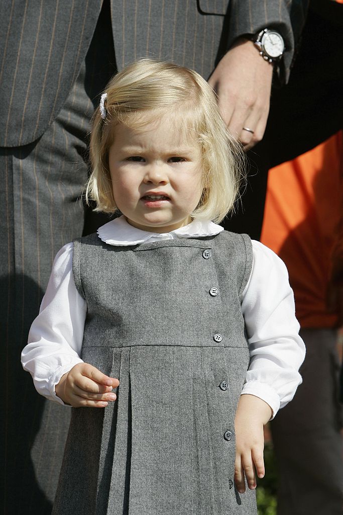 Die niederländische Prinzessin Amalia sieht zu, wie ihre Mutter Prinzessin Maxima am 27. April 2006 in Wassenaar, Niederlande, einen Grundschul-Sponsorenlauf veranstaltet, um Geld für die Hilfe in Äthiopien zu sammeln. | Quelle: Getty Images