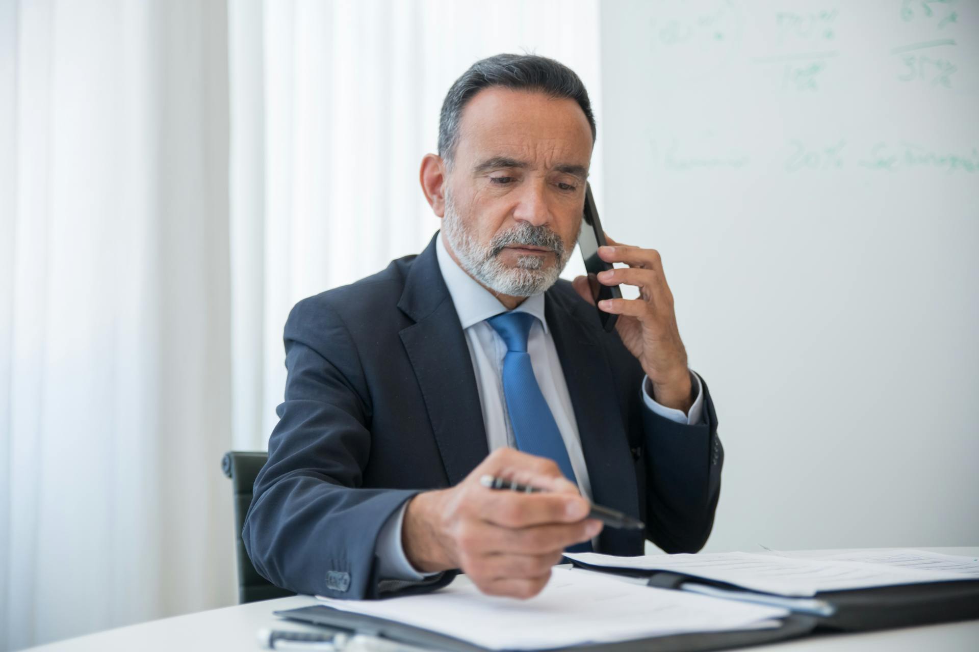 Ein Mann spricht am Telefon | Quelle: Pexels