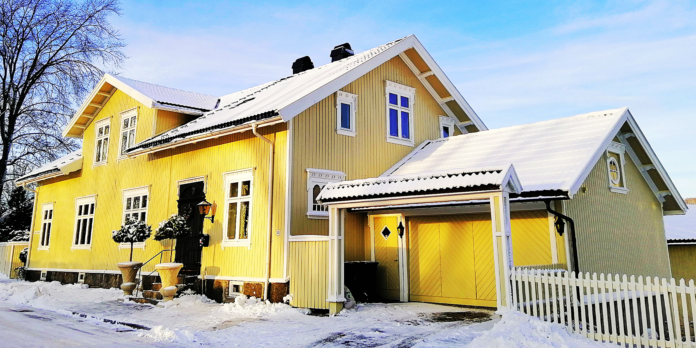 Ein Haus in einem verschneiten Winter | Quelle: Freepik