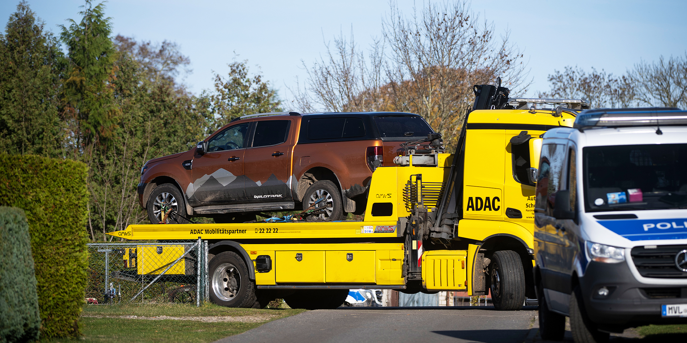 Abschleppwagen transportiert ein Geländewagen | Quelle: Getty Images
