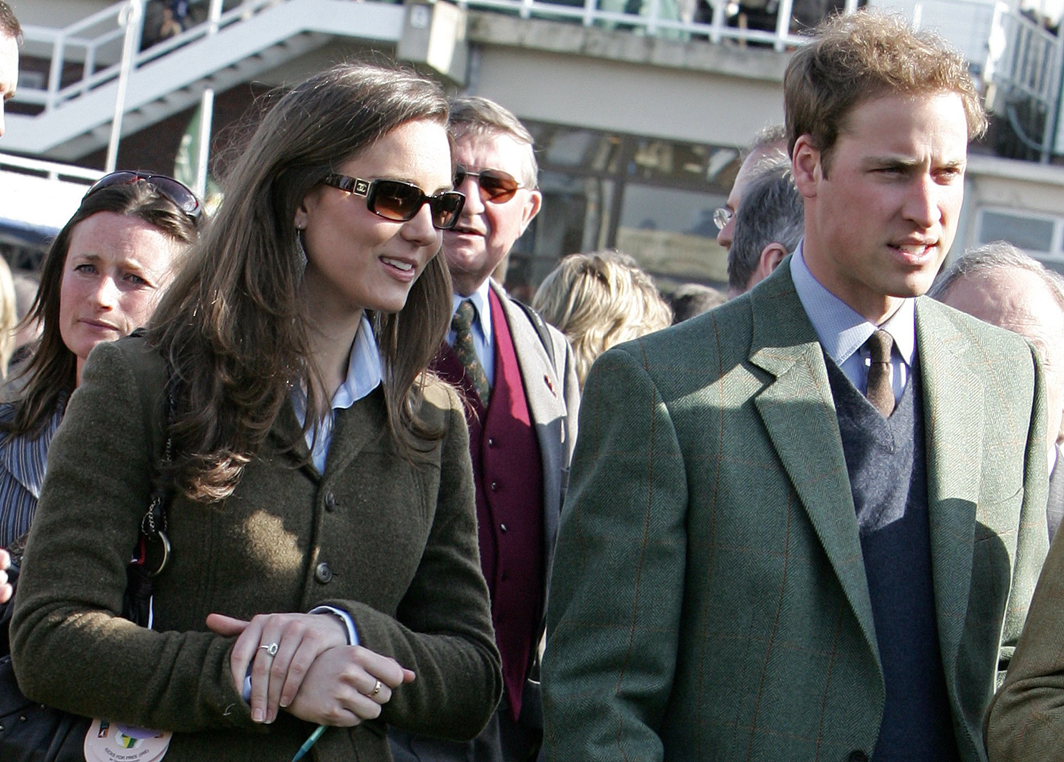 William und Catherine wurden schon Jahre vor dem angeblichen Namensstreit gemeinsam fotografiert, doch sein Beschützerinstinkt ihr gegenüber erstreckte sich später auch auf ernstere Angelegenheiten. Nachdem 2012 in Frankreich private Oben-ohne-Fotos von Catherine veröffentlicht worden waren, sagte Andersen, William habe gewollt, dass der Palast rechtliche Schritte einleitet – was zeigt, wie weit er angeblich bereit war zu gehen, um seine Frau zu verteidigen. | Quelle: Getty Images