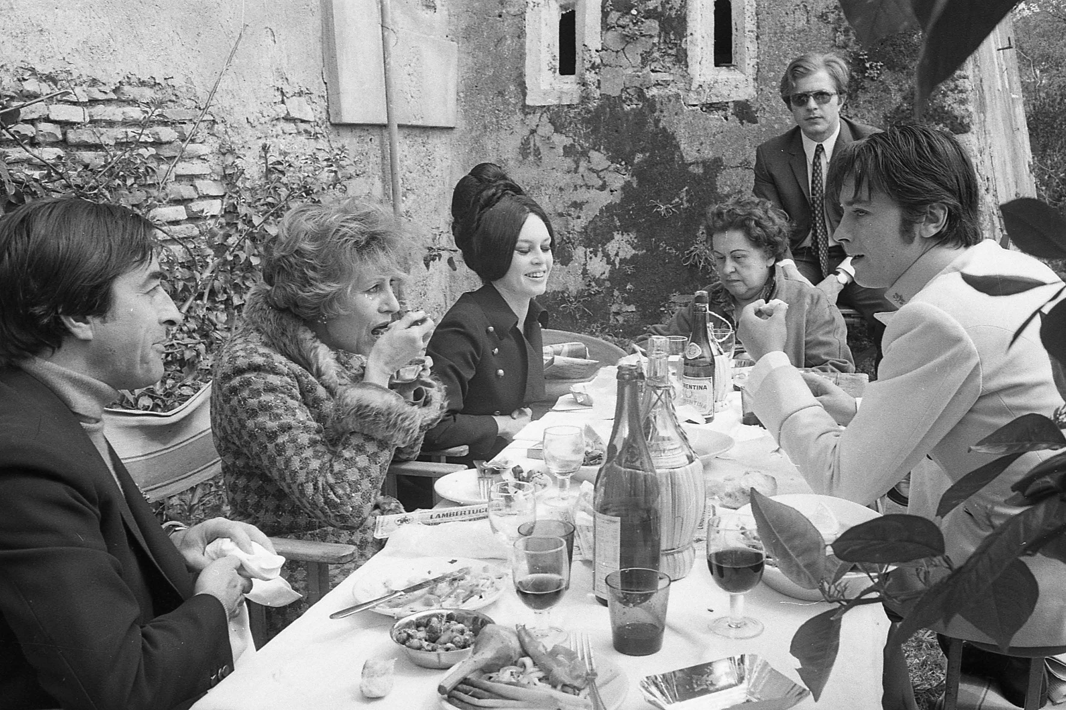 Alain Delon, Brigitte Bardot und die Filmcrew bei einer Mittagspause während der Dreharbeiten zu