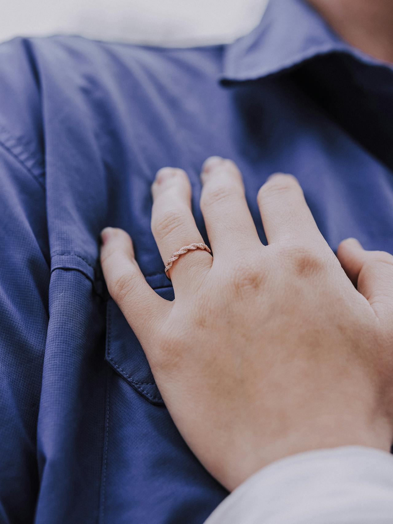 Nahaufnahme einer Frau, die einen Mann hält | Quelle: Pexels
