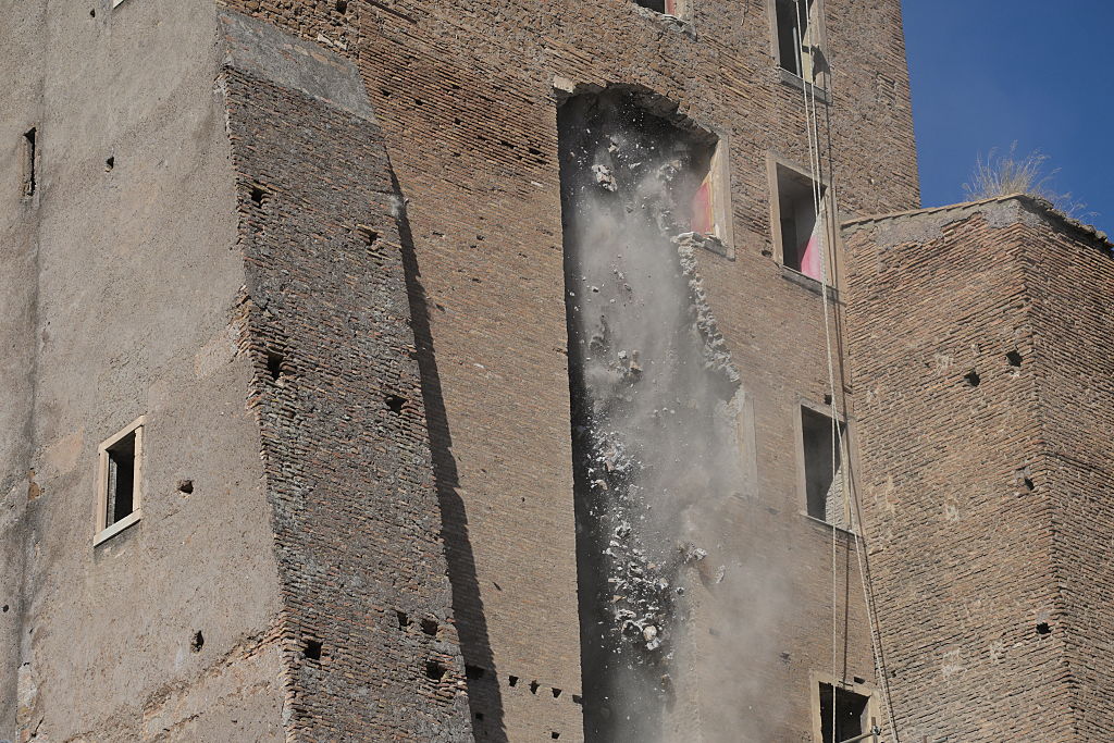 Der Turm stürzt ein | Quelle: Getty Images