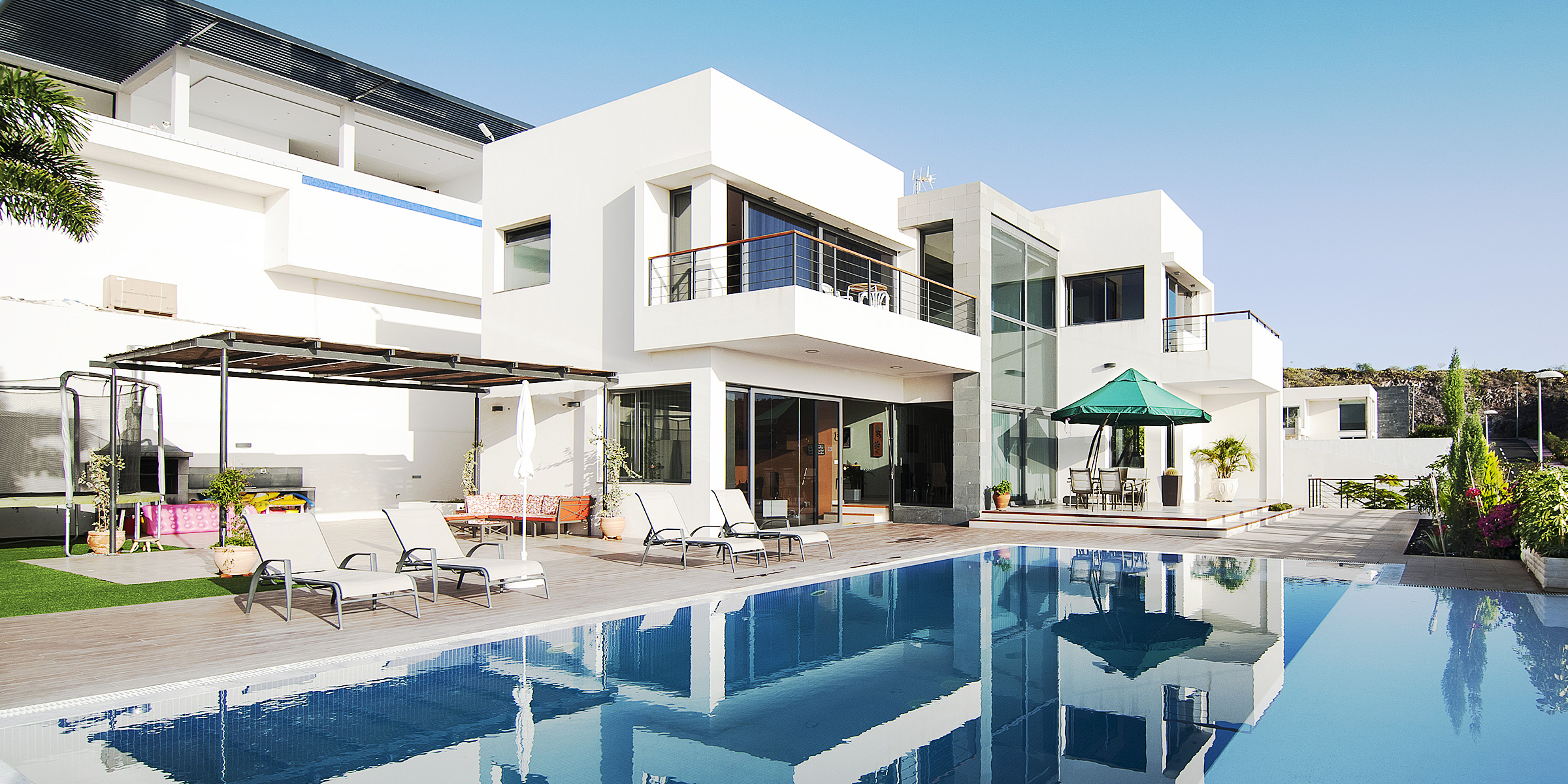 Ein luxuriöses Gebäude mit einem Swimmingpool | Quelle: Shutterstock