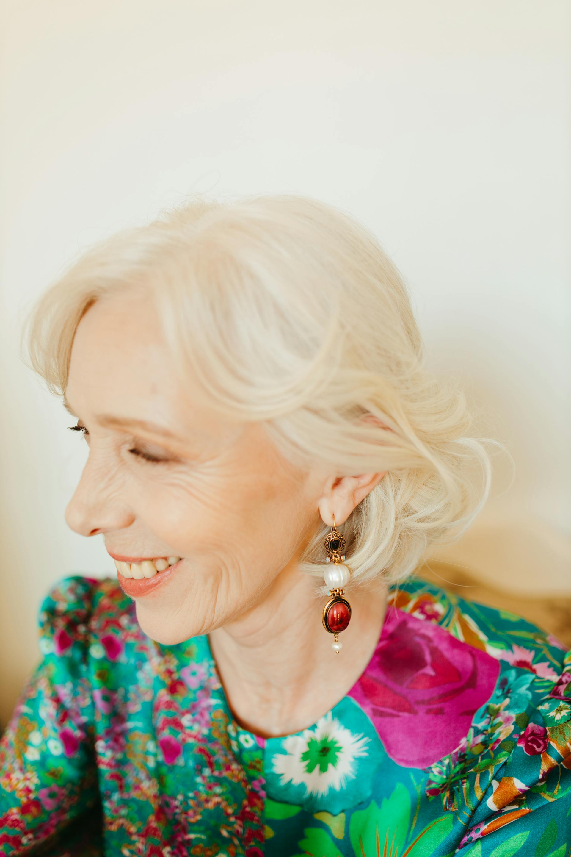 Eine Nahaufnahme einer lächelnden Seniorin | Quelle: Pexels