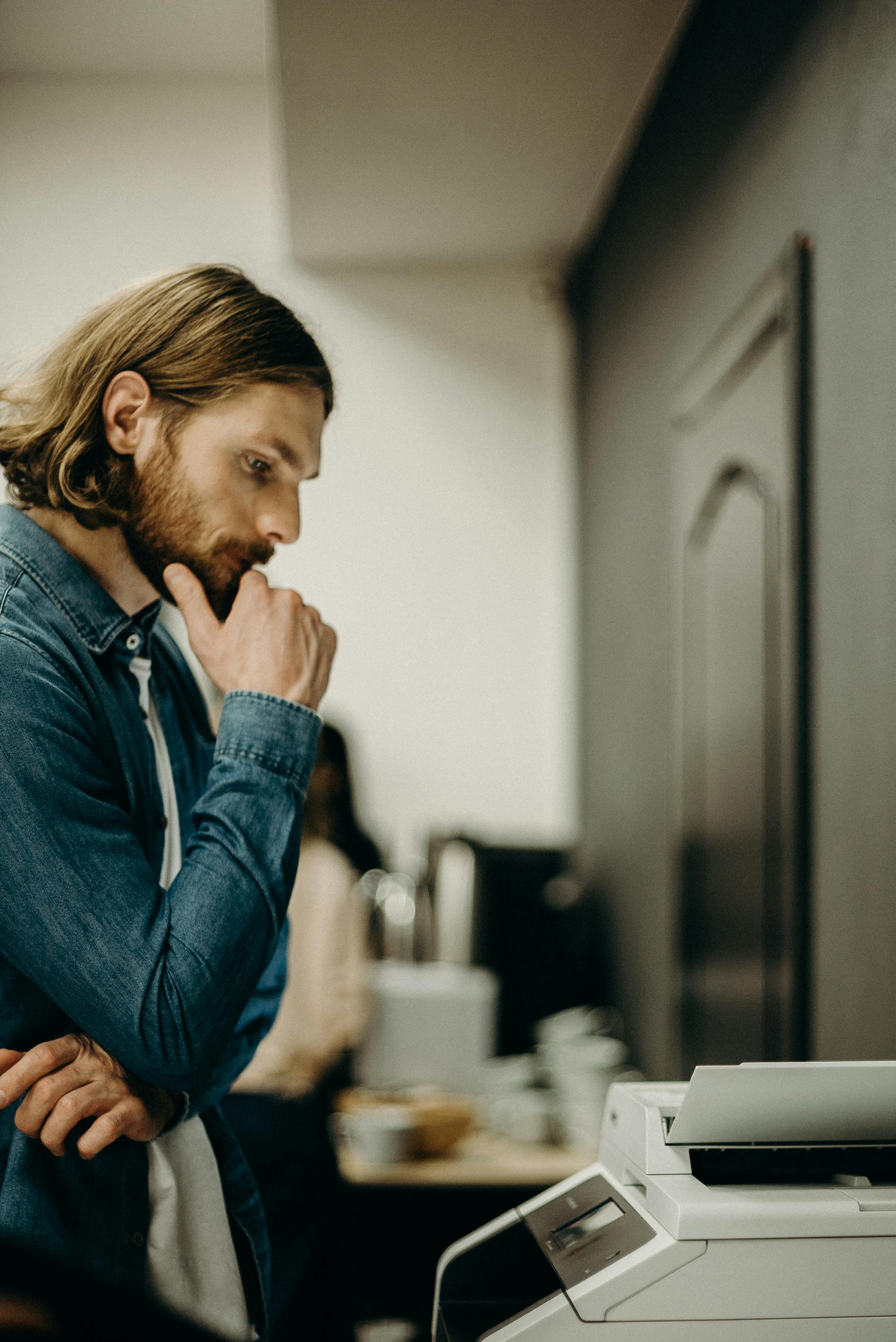 Ein Mann, der etwas druckt | Quelle: Pexels