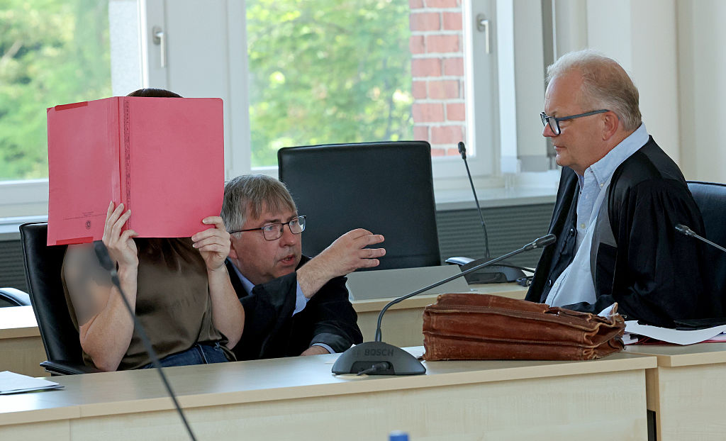 2. Juni 2026, Mecklenburg-Vorpommern, Rostock: Die Angeklagte (v. l. n. r.), Andreas Ohm, Rechtsanwalt, und Thomas Löcker, Rechtsanwalt, im Gerichtssaal des Landgerichts vor der Fortsetzung des Mordprozesses im Fall Fabian. | Quelle: Getty Images