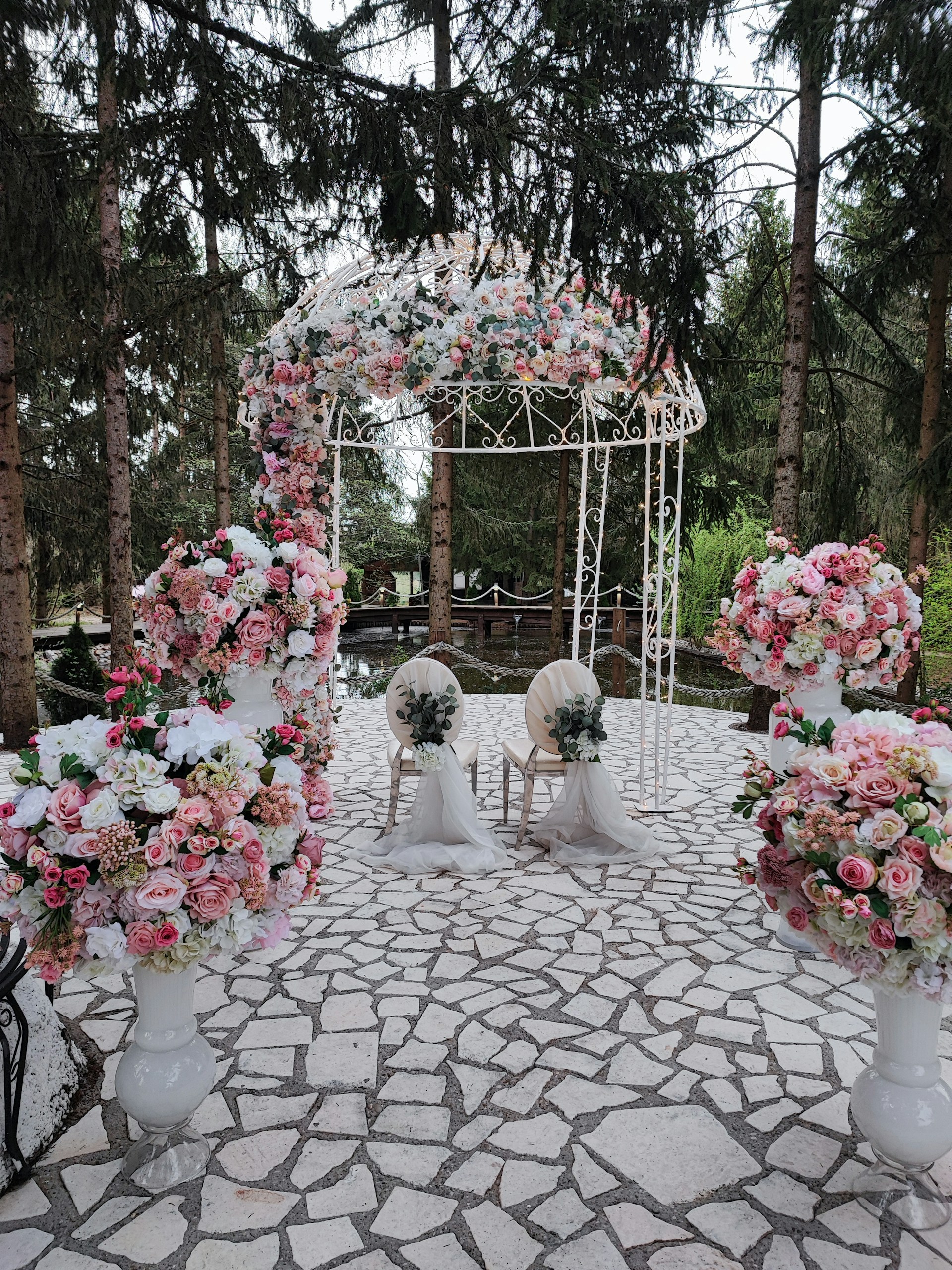 Ein Hochzeitsaufbau im Freien | Quelle: Unsplash
