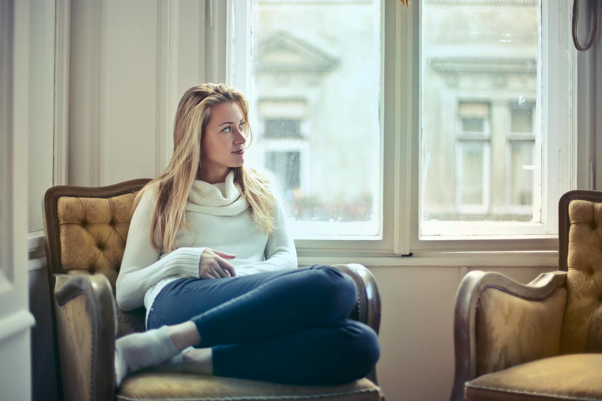 Eine besorgte Frau sitzt in einem Sessel | Quelle: Pexels