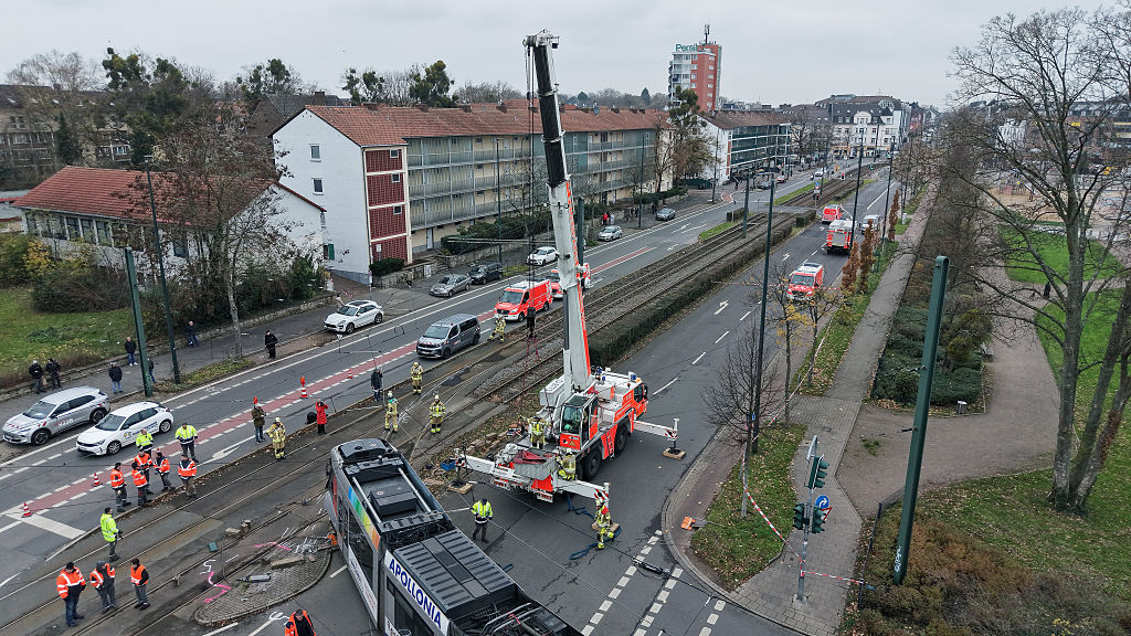 26. November 2025, Nordrhein-Westfalen, Düsseldorf: Ein Kran arbeitet an der entgleisten Straßenbahn | Quelle: Getty Images