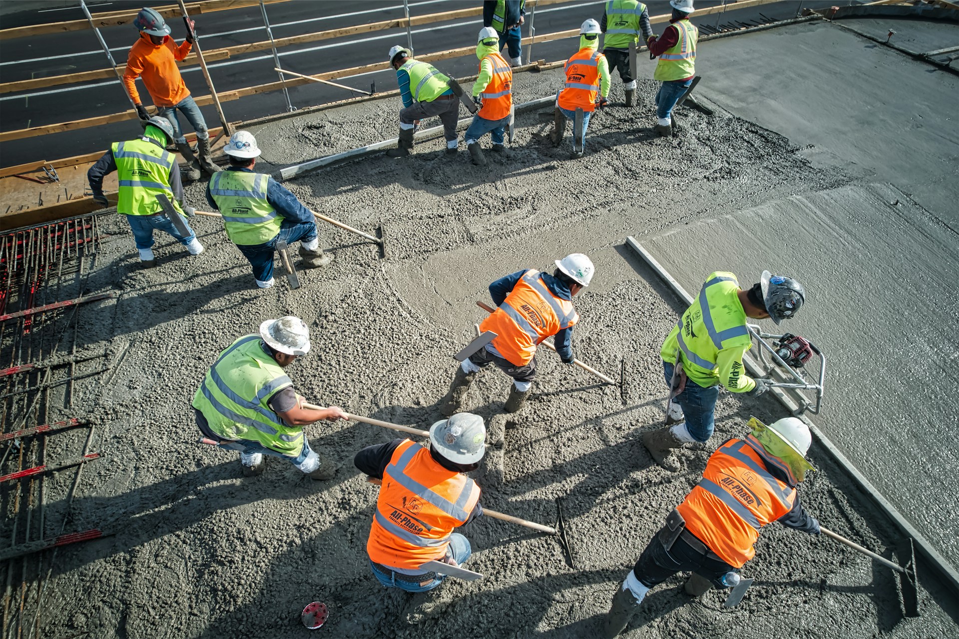 Ein Team von Bauarbeitern auf einer Baustelle | Quelle: Unsplash