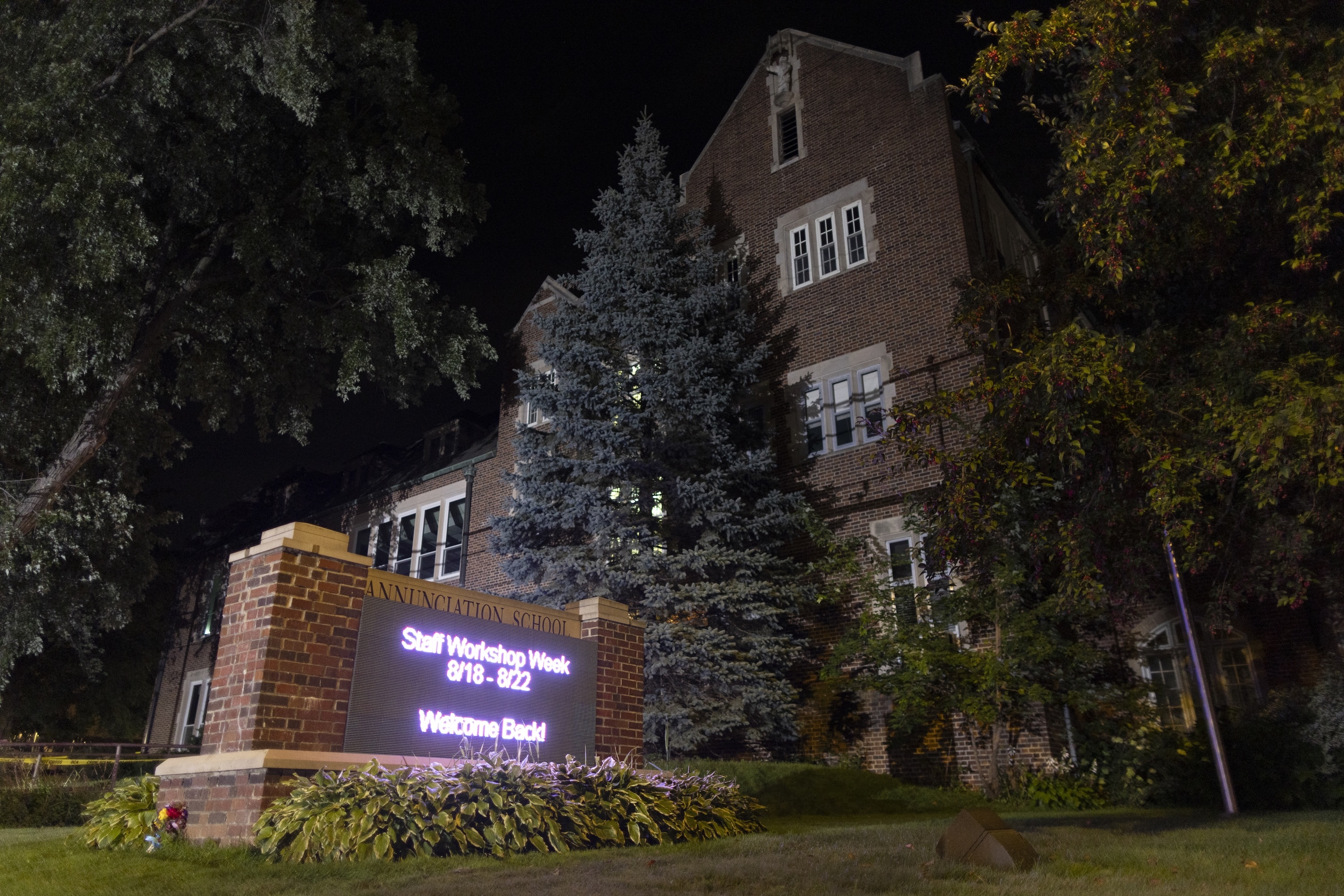 Ein allgemeiner Blick auf die Annunciation School nach der Schießerei, als sich Menschen im Lynhurst Park versammeln, wo eine Kerzenlicht-Mahnwache für die Opfer der Schießerei an der Annunciation Catholic School in Minneapolis abgehalten wurde, bei der mindestens zwei Menschen starben und 17 weitere verletzt wurden, in Minnesota, Vereinigte Staaten, am 27. August 2025. | Quelle: Getty Images