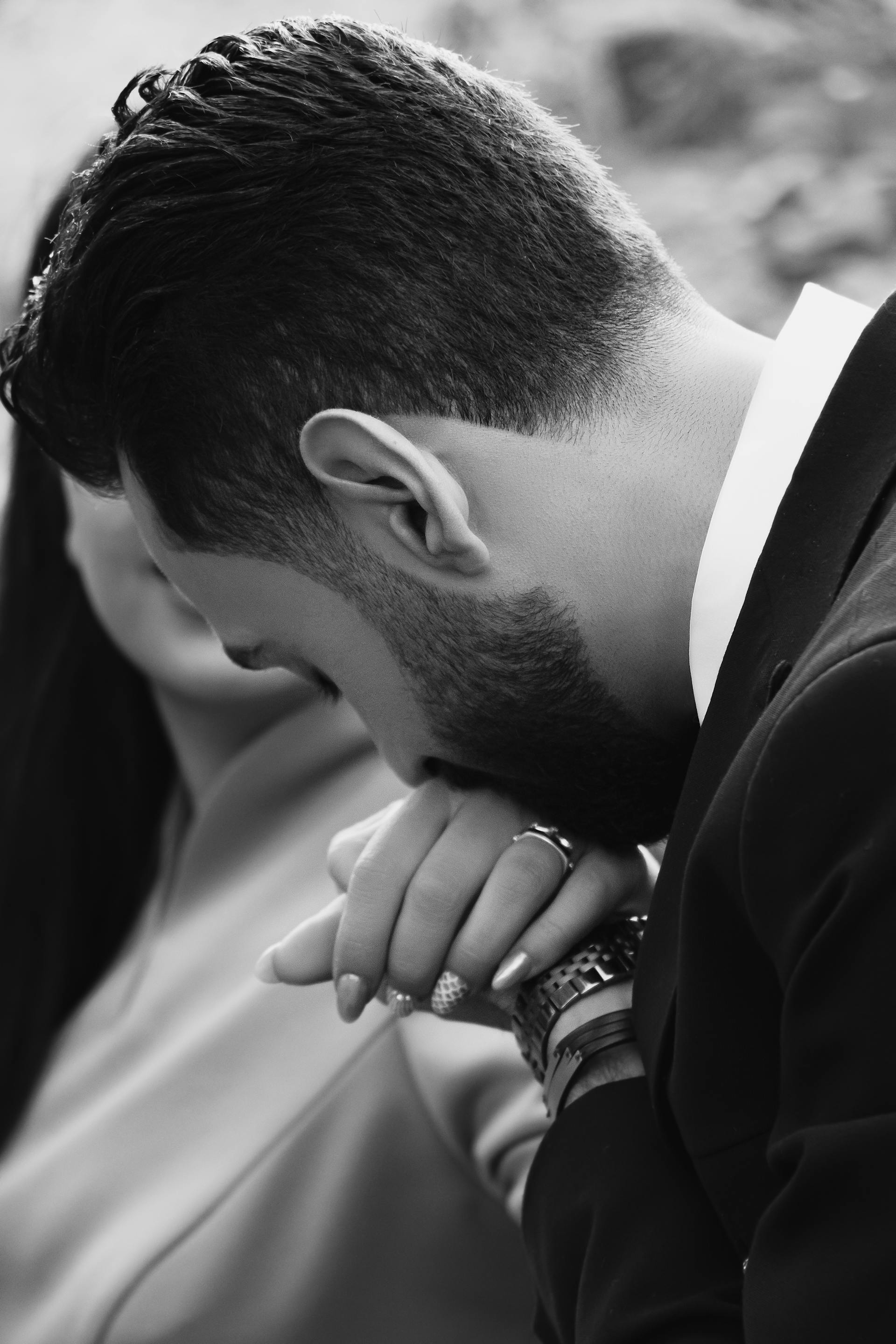 Ein Schwarz-Weiß-Bild eines Mannes, der die Hand einer Frau küsst | Quelle: Pexels