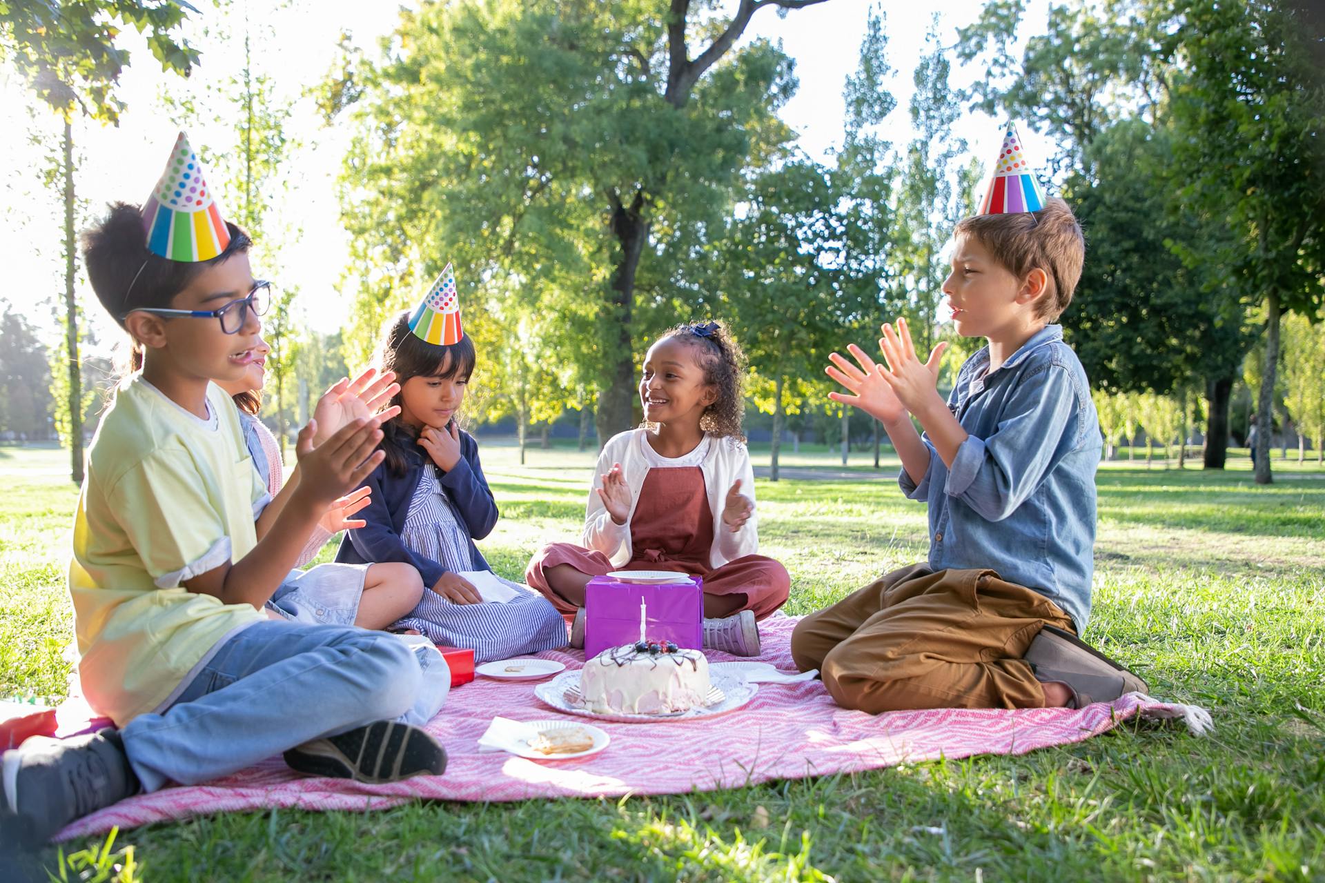 Kinder tragen Partyhüte und klatschen | Quelle: Pexels