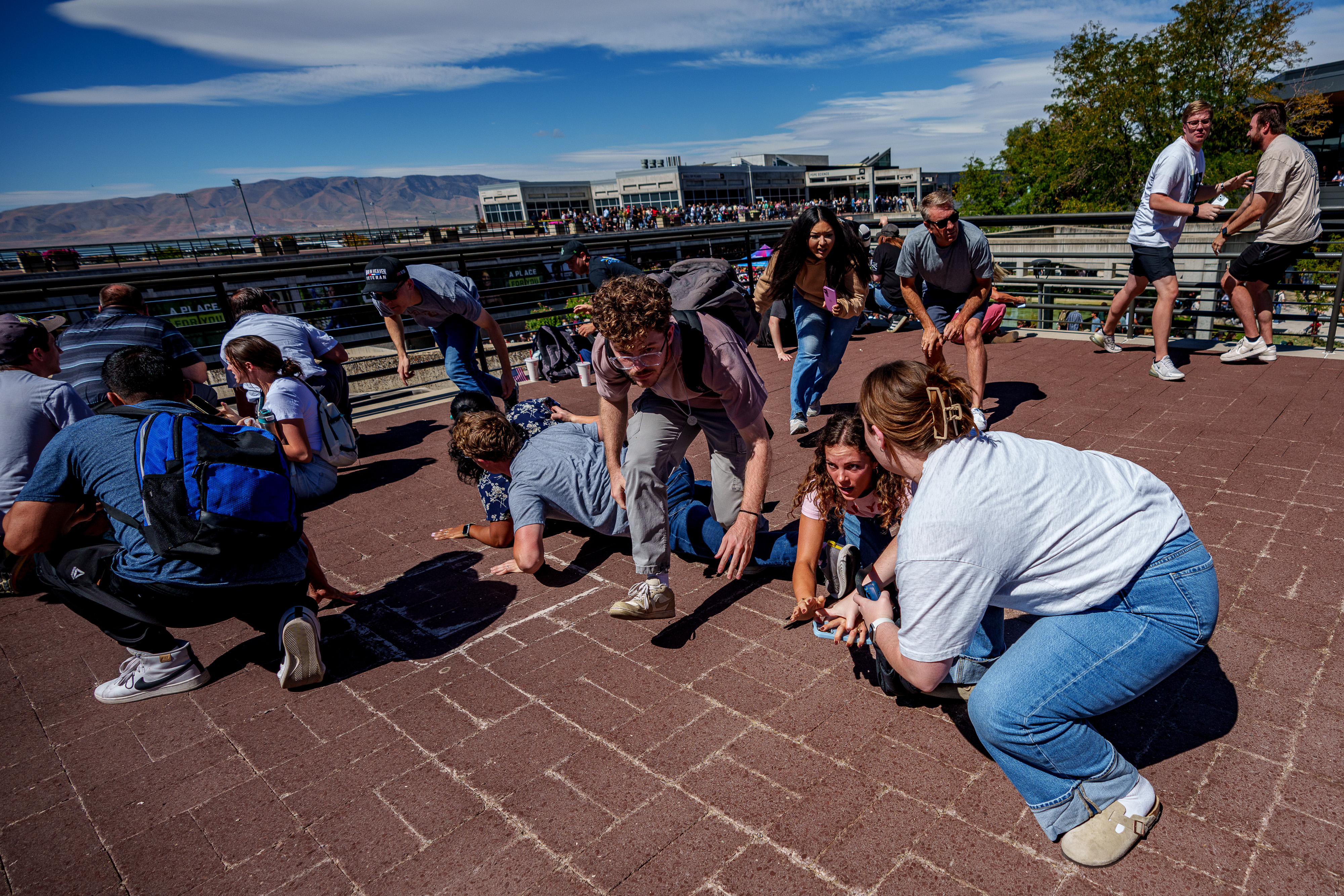 Menschen rennen in Deckung, nachdem während eines Auftritts von Charlie Kirk an der Utah Valley University am 10. September 2025 Schüsse fielen | Quelle: Getty Images