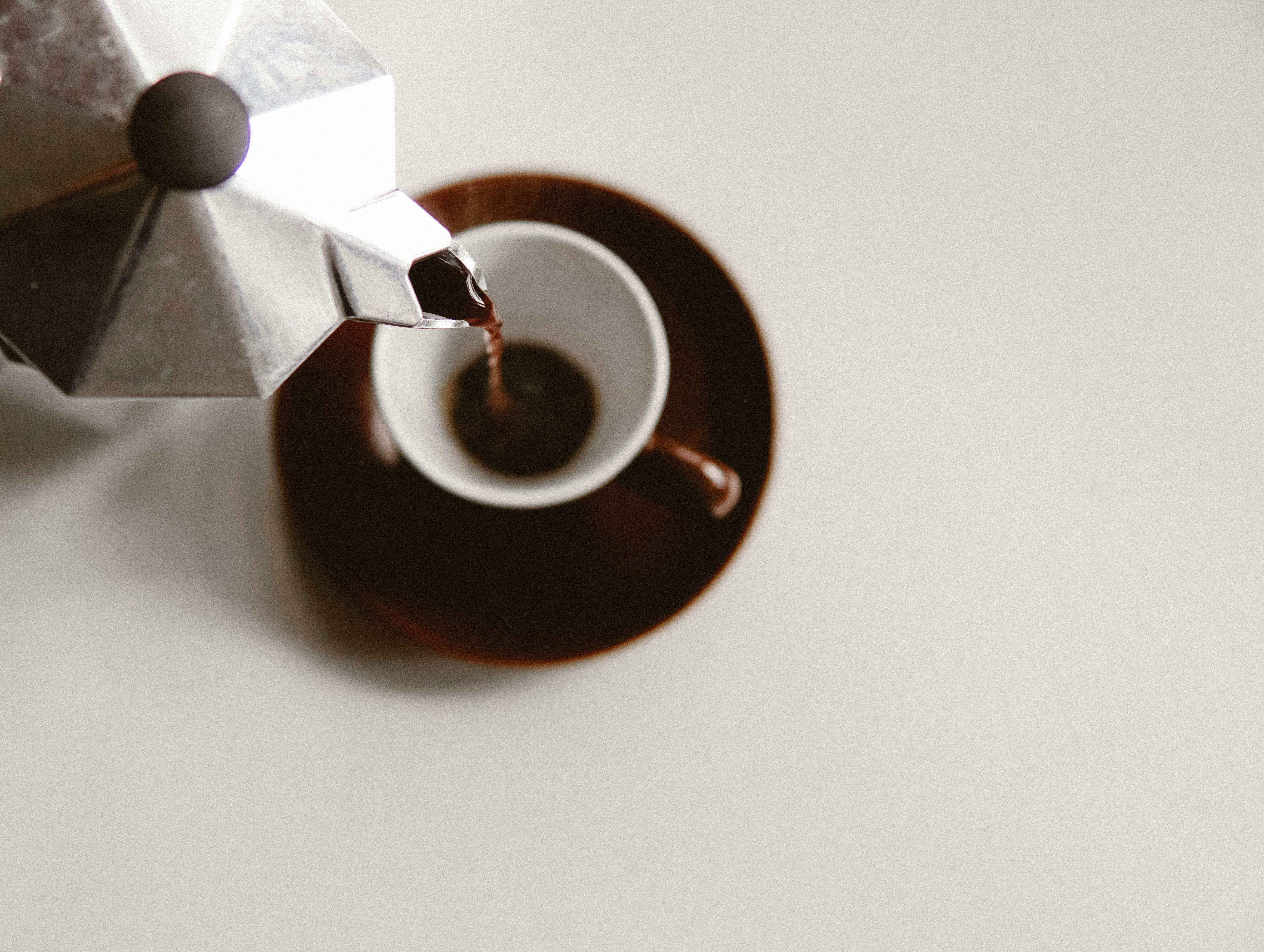 Kaffee wird in eine Tasse gegossen | Quelle: Pexels