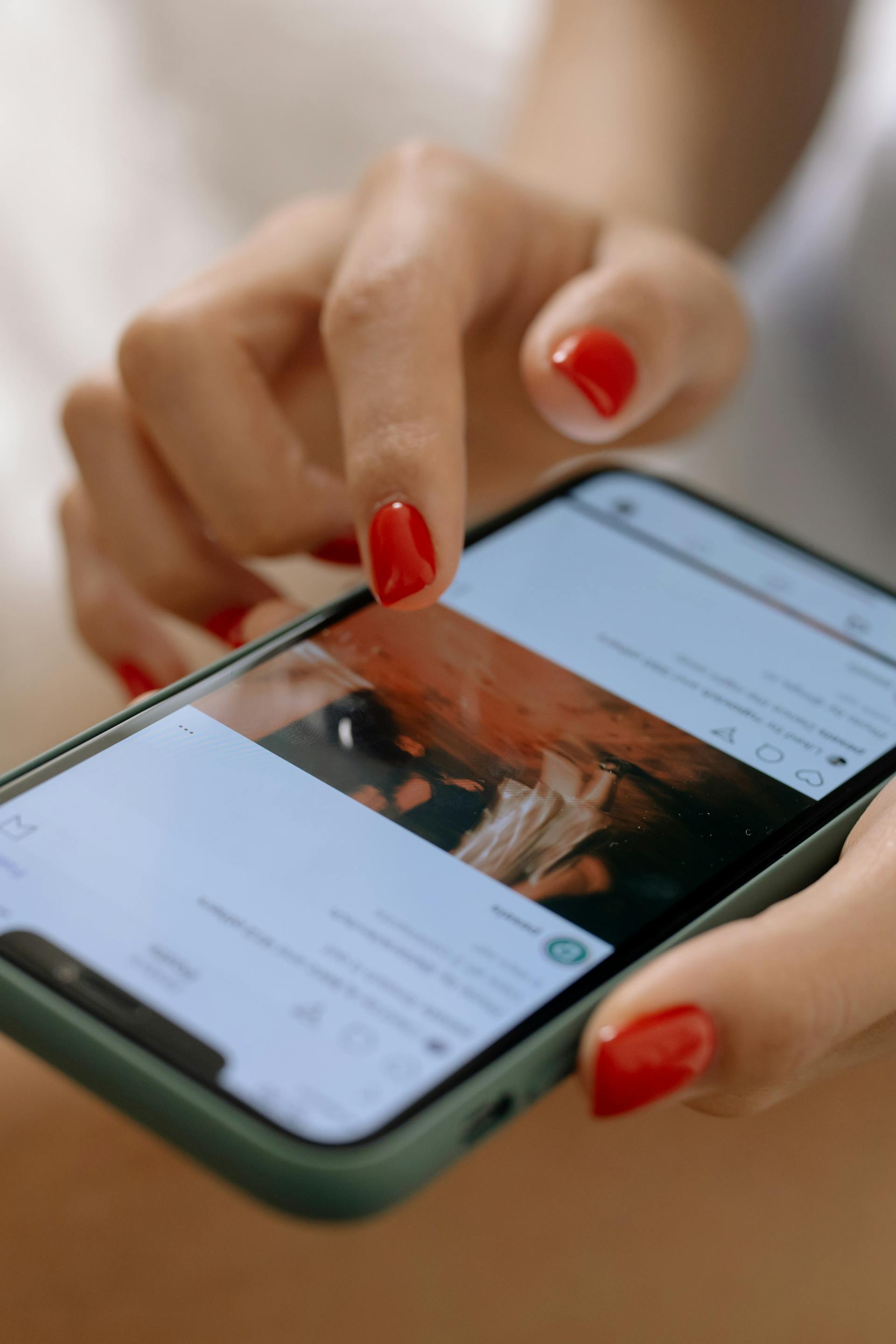 Eine Frau scrollt auf sozialen Medien | Quelle: Pexels