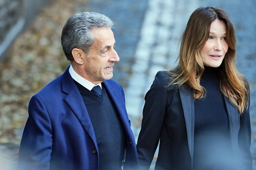 Der ehemalige französische Präsident Nicolas Sarkozy und seine Frau Carla Bruni Sarkozy gehen am 21. Oktober 2025 in Paris von ihrem Haus zu dem Auto, das ihn ins Gefängnis „Prison de la Sante“ bringen wird, um dort eine fünfjährige Haftstrafe anzutreten. | Quelle: Getty Images