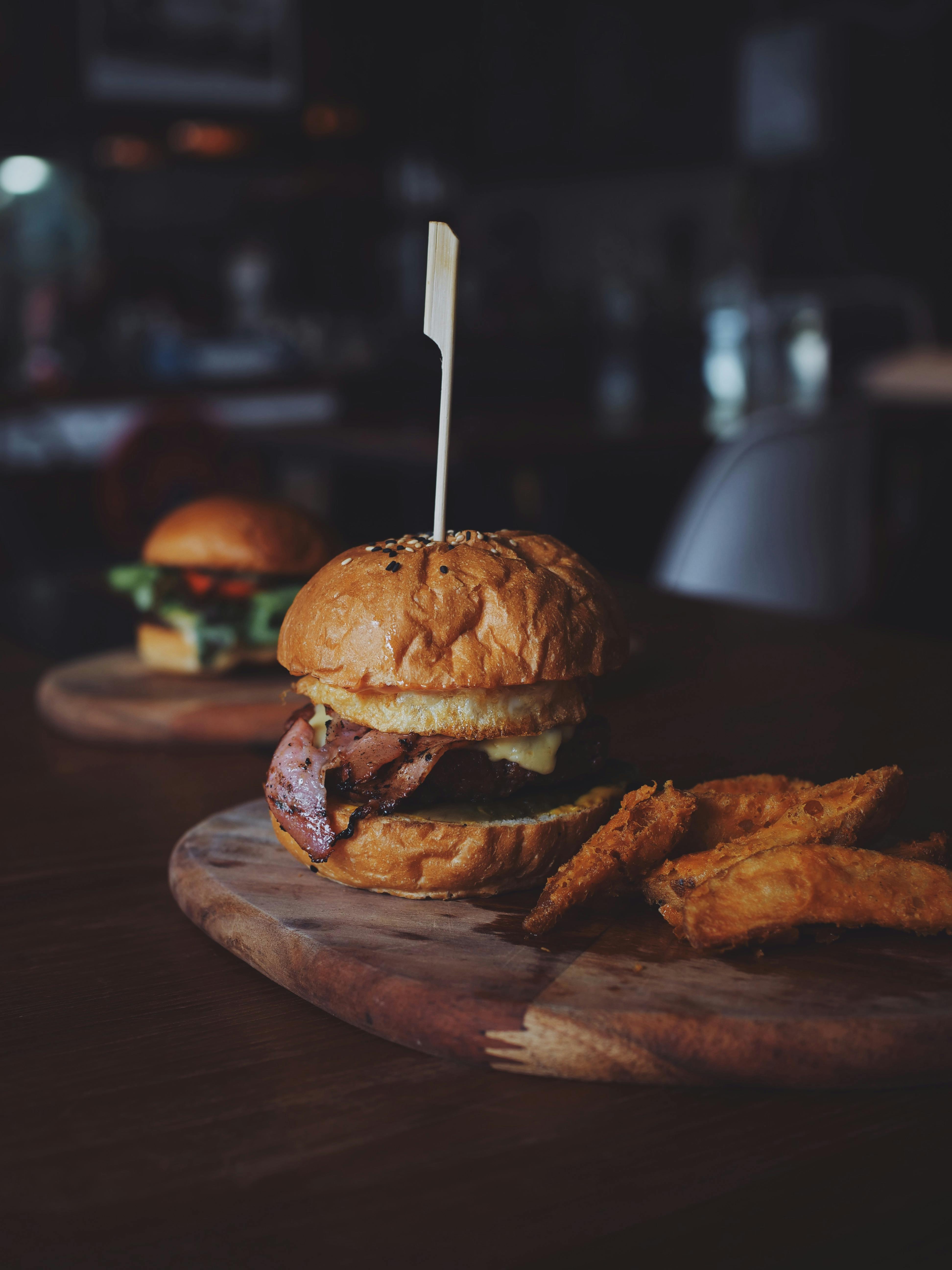 Burger auf einem Tisch | Quelle: Pexels
