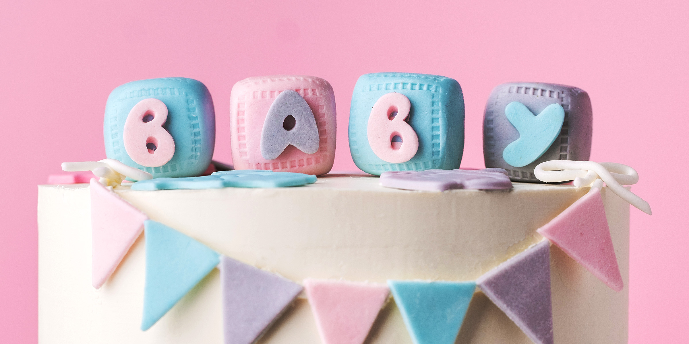 Ein für eine Babyparty dekorierter Kuchen | Quelle: Shutterstock