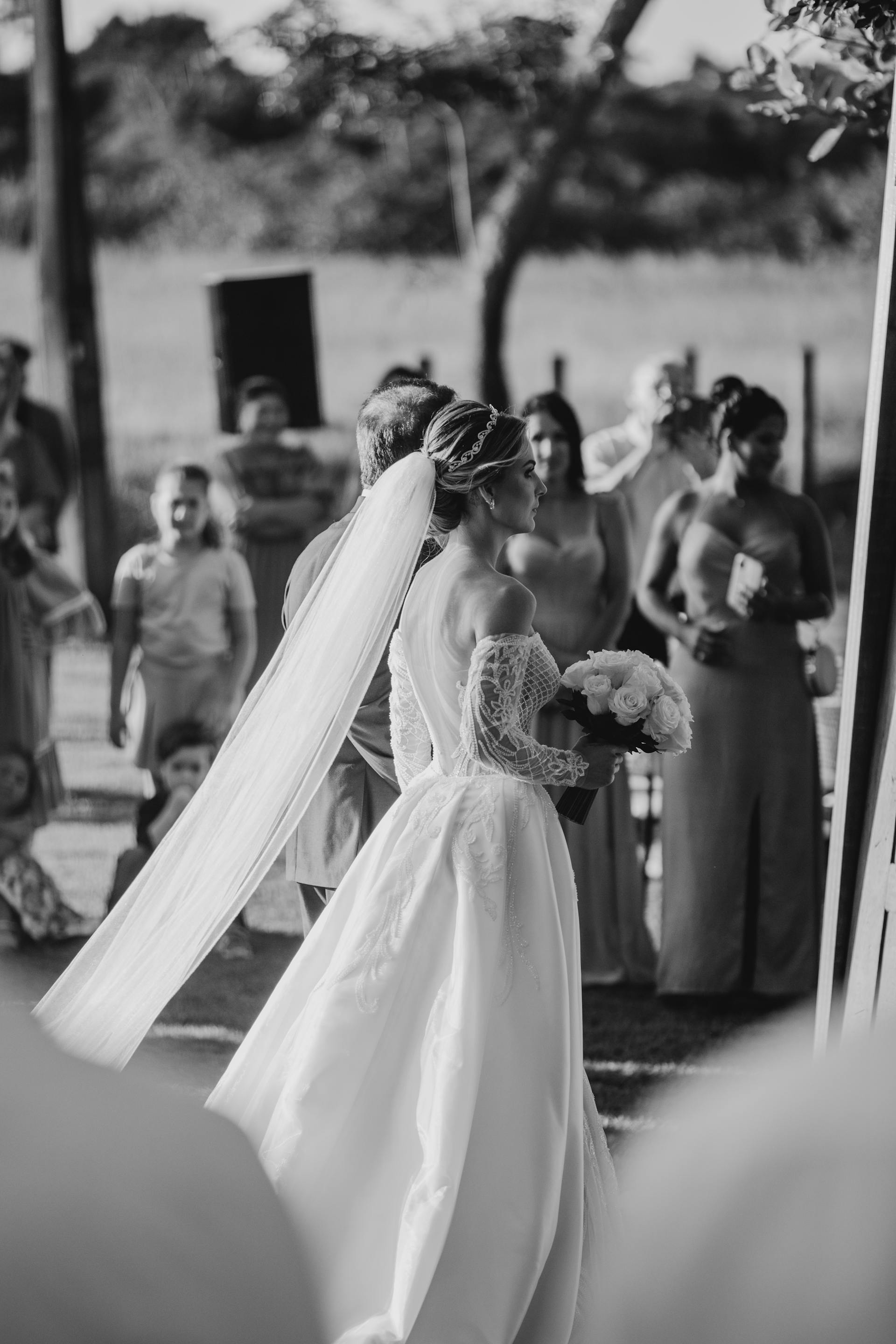 Ein Graustufenfoto von einer Braut, die zum Altar schreitet | Quelle: Pexels