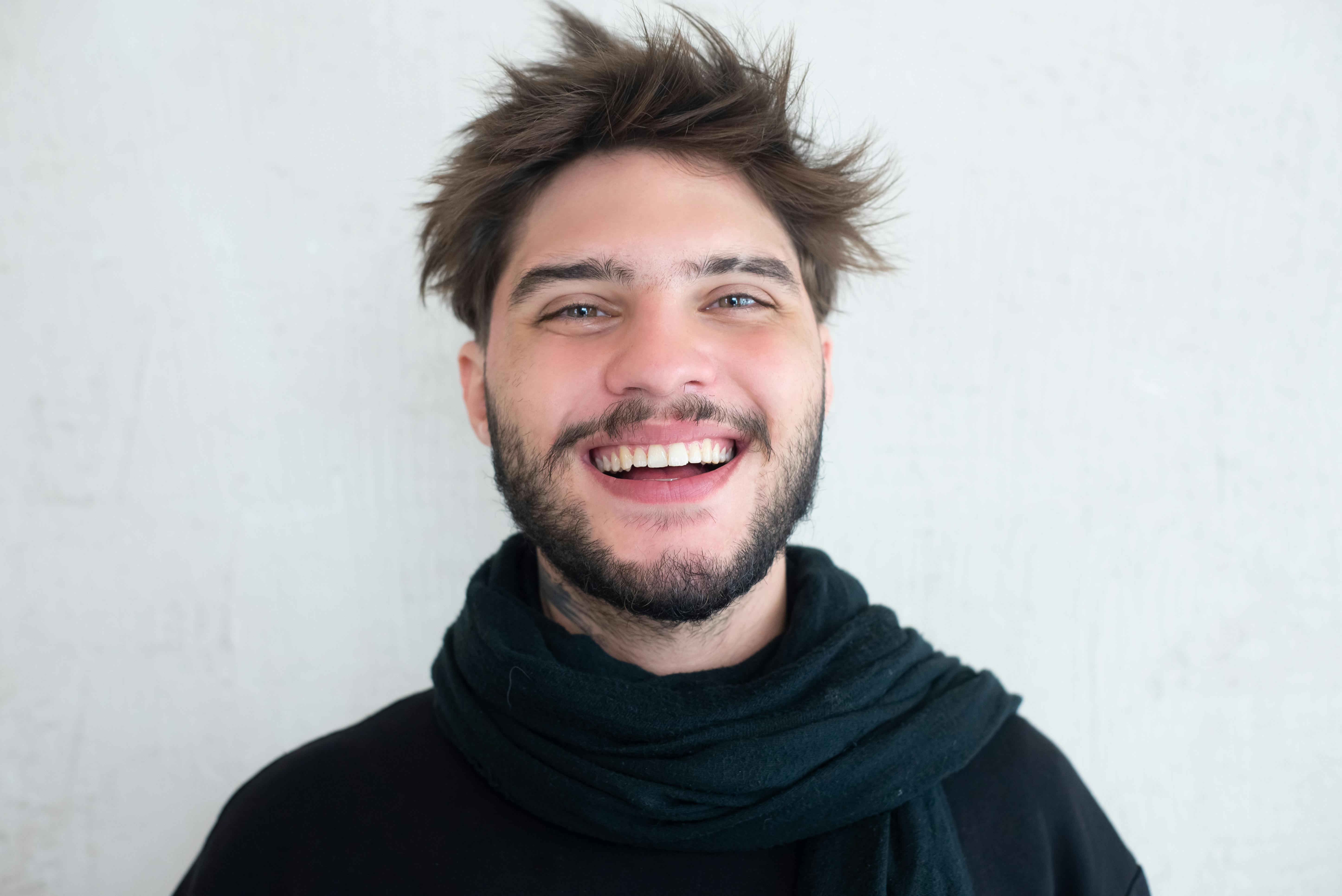 Ein lachender Mann | Quelle: Pexels