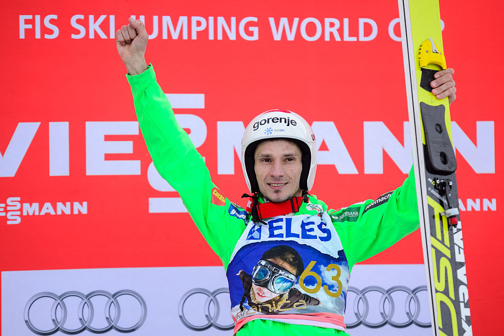 Robert Kranjec aus Slowenien feiert am 18. März 2016 in Planica, Slowenien, nach seinem Sieg im Einzelwettbewerb des FIS-Skiflug-Weltcups auf dem Podium. | Quelle: Getty Images