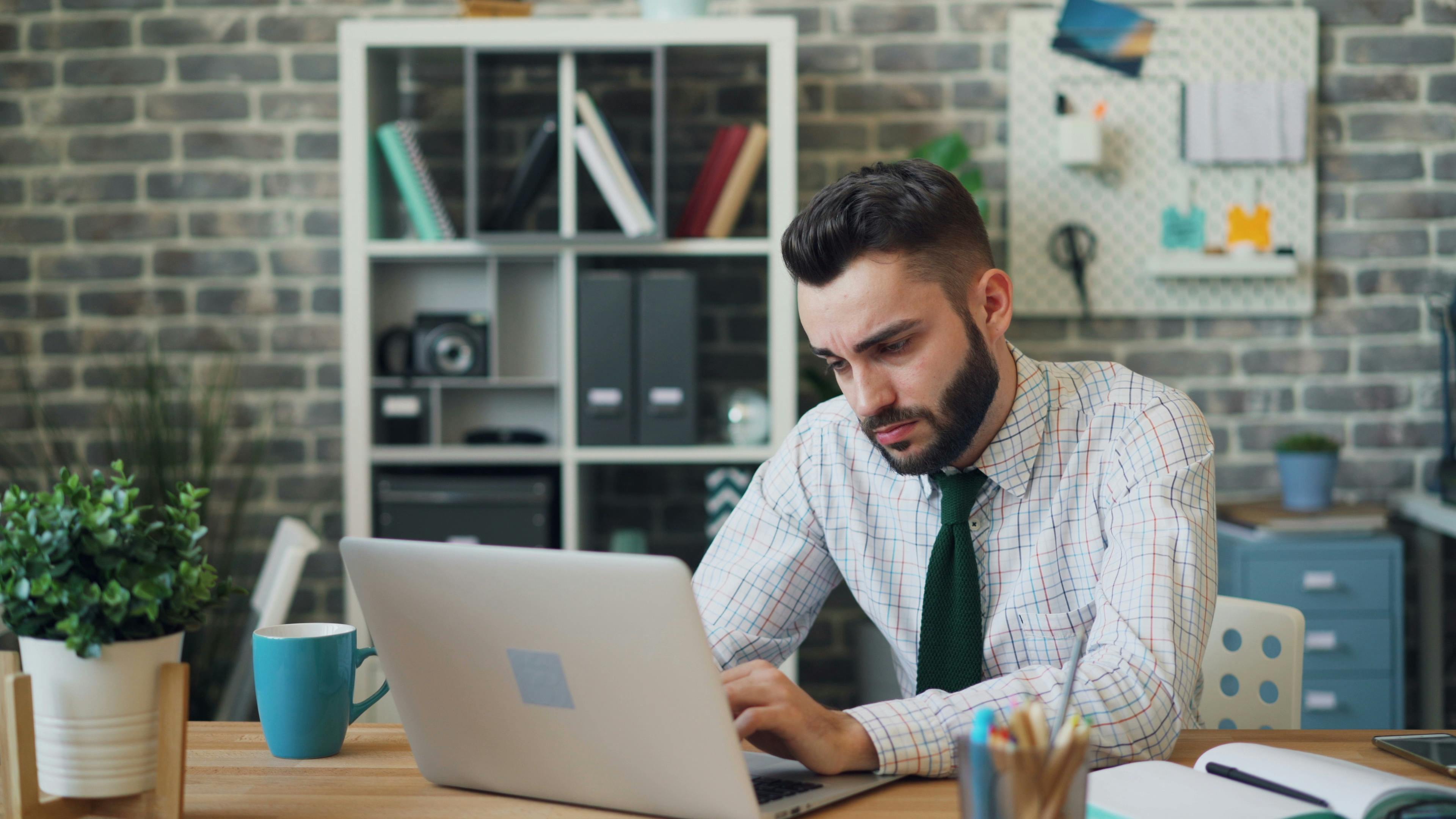 Ein Mann arbeitet an einem Laptop | Quelle: Pexels