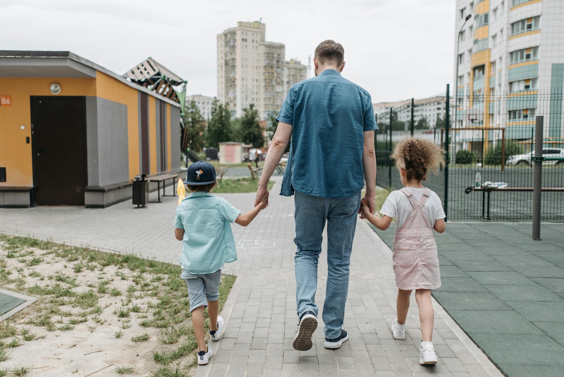 Ein Mann geht mit seinen Kindern spazieren | Quelle: Pexels