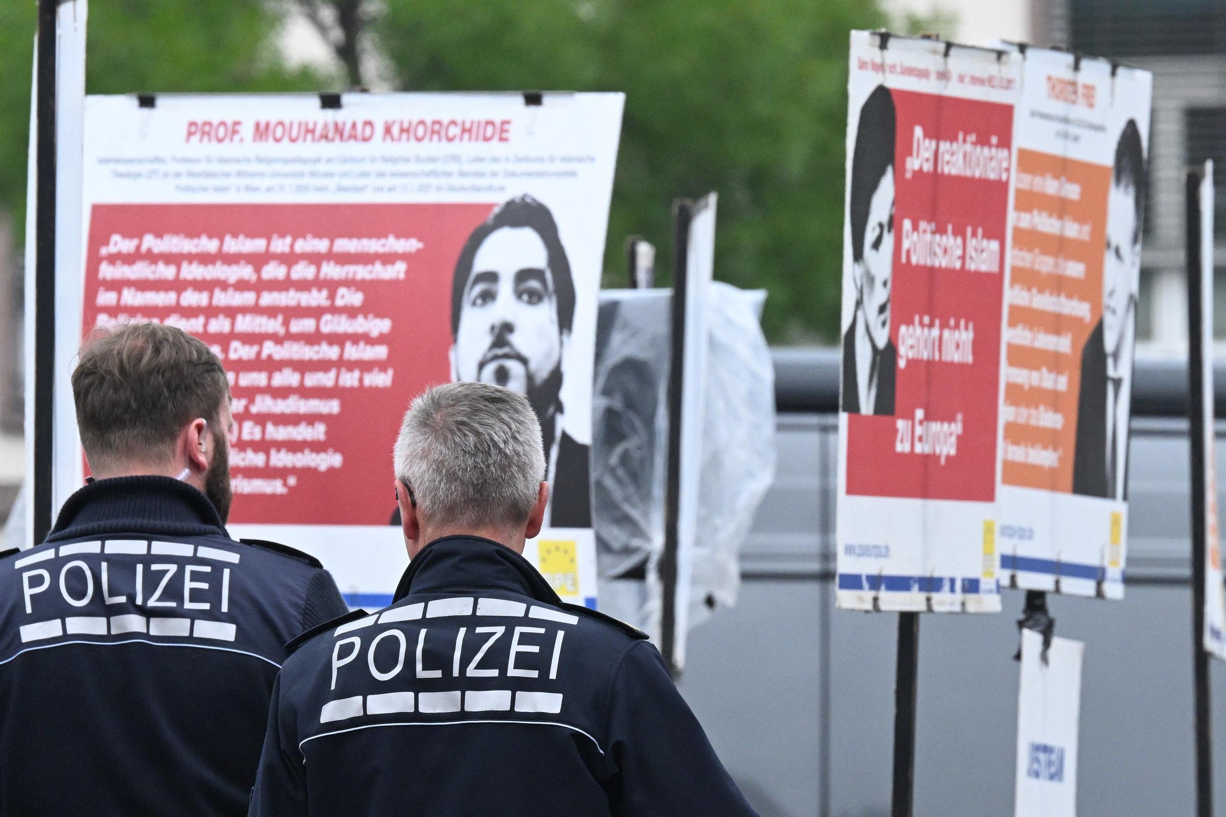 Polizeibeamte arbeiten am Tatort | Quelle: Getty Images