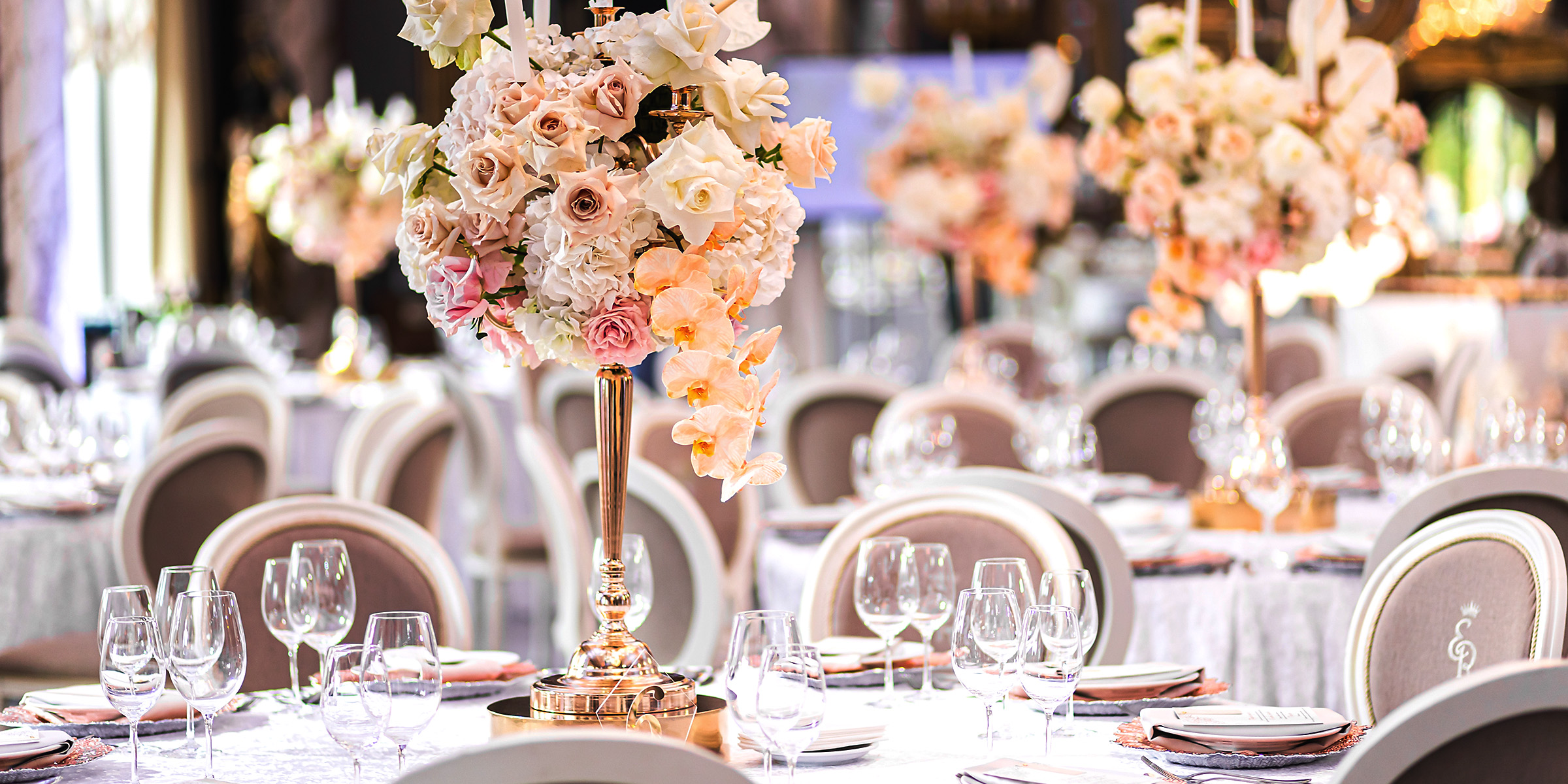 Ein gedeckter Hochzeitstisch | Quelle: Shutterstock
