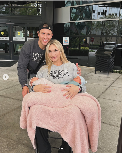 Brooke Hogan mit ihrem Mann Steven und ihren Kindern Oliver Andrew und Molly Gene Oleksy, aus einem Beitrag vom 19. Januar 2025 | Quelle: Instagram/mizzhogan