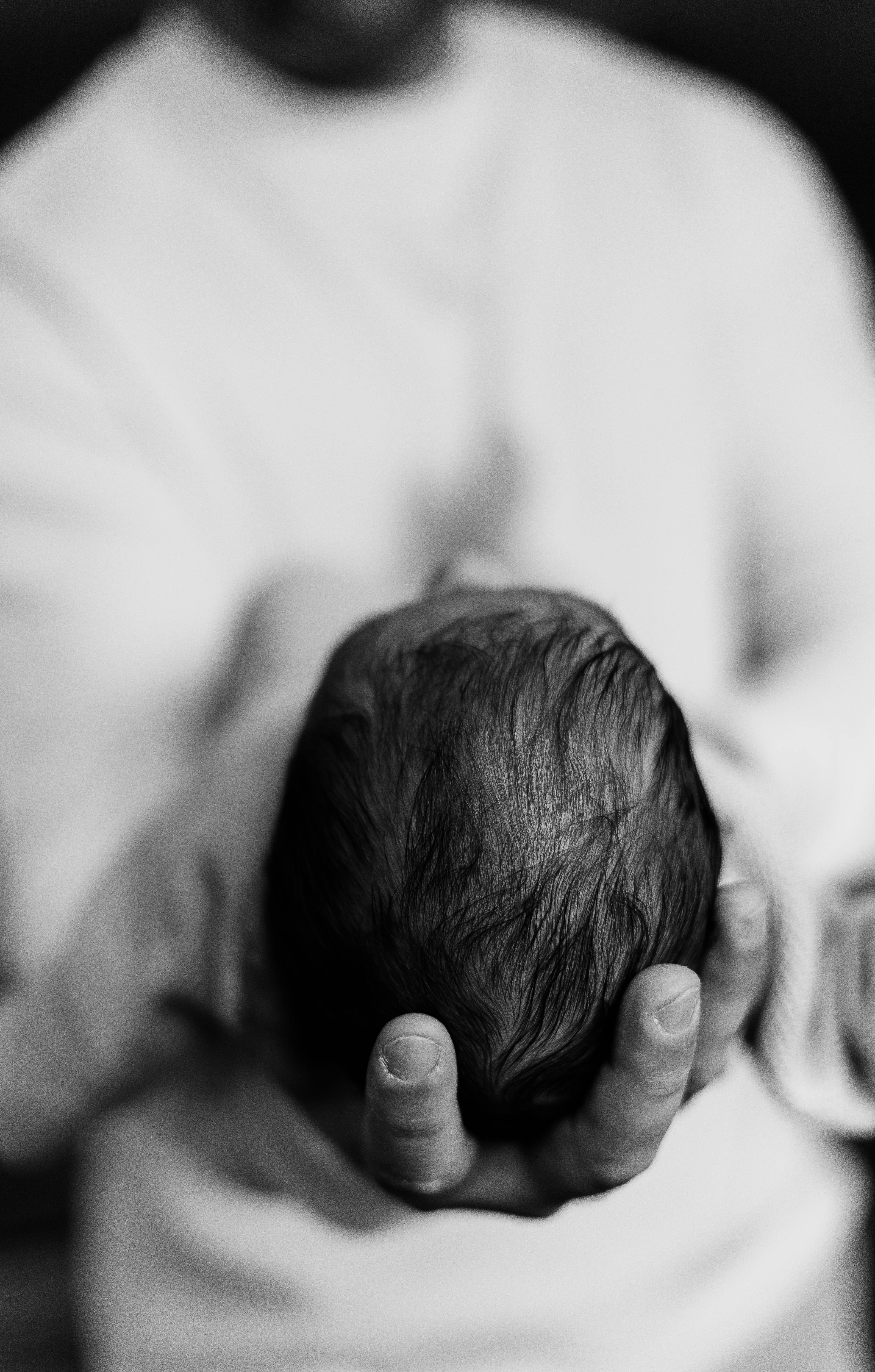 Ein Mann hält ein Baby | Quelle: Pexels