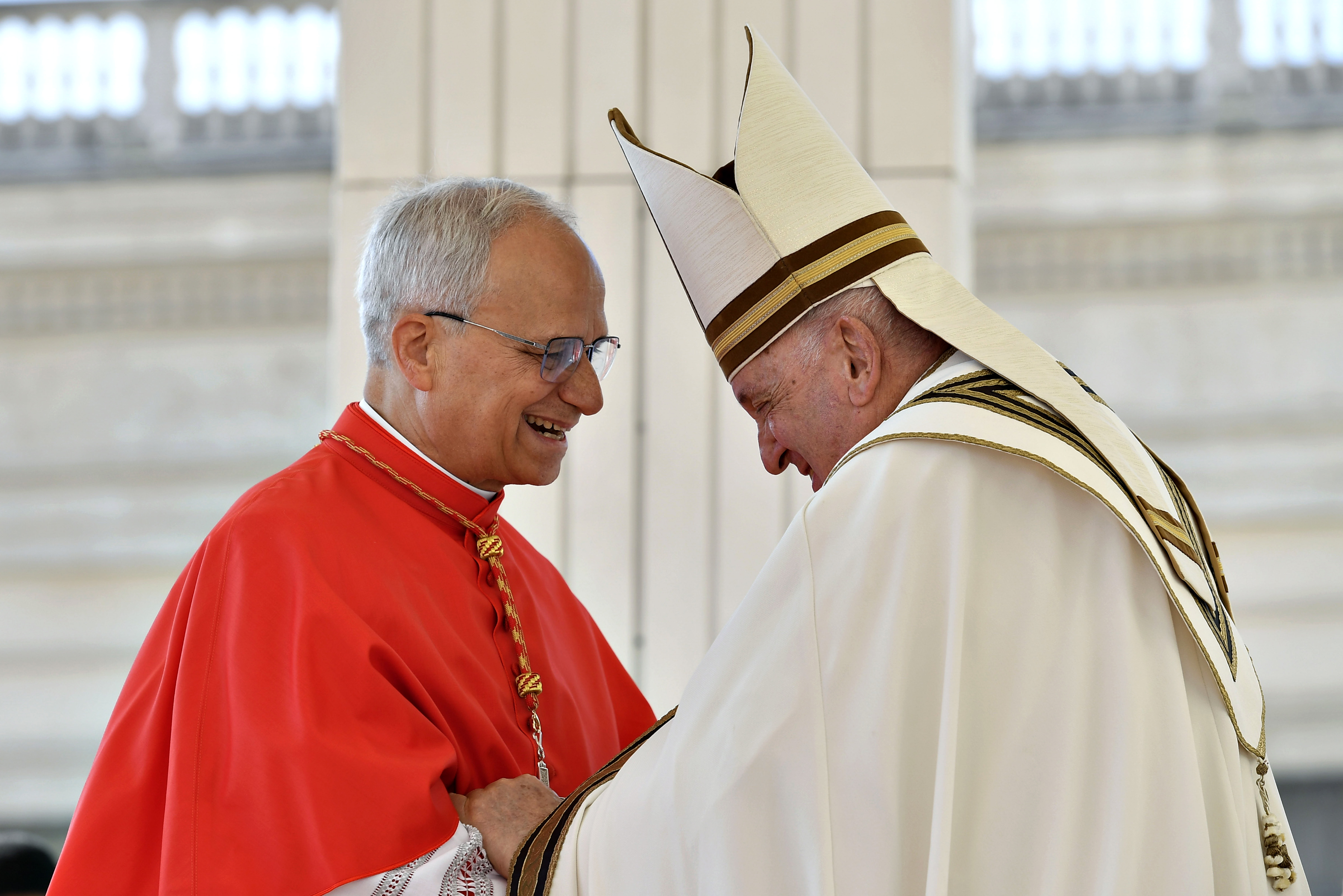 Papst Leo und der verstorbene Papst Franziskus am 30. September 2023 in der Vatikanstadt | Quelle: Getty Images