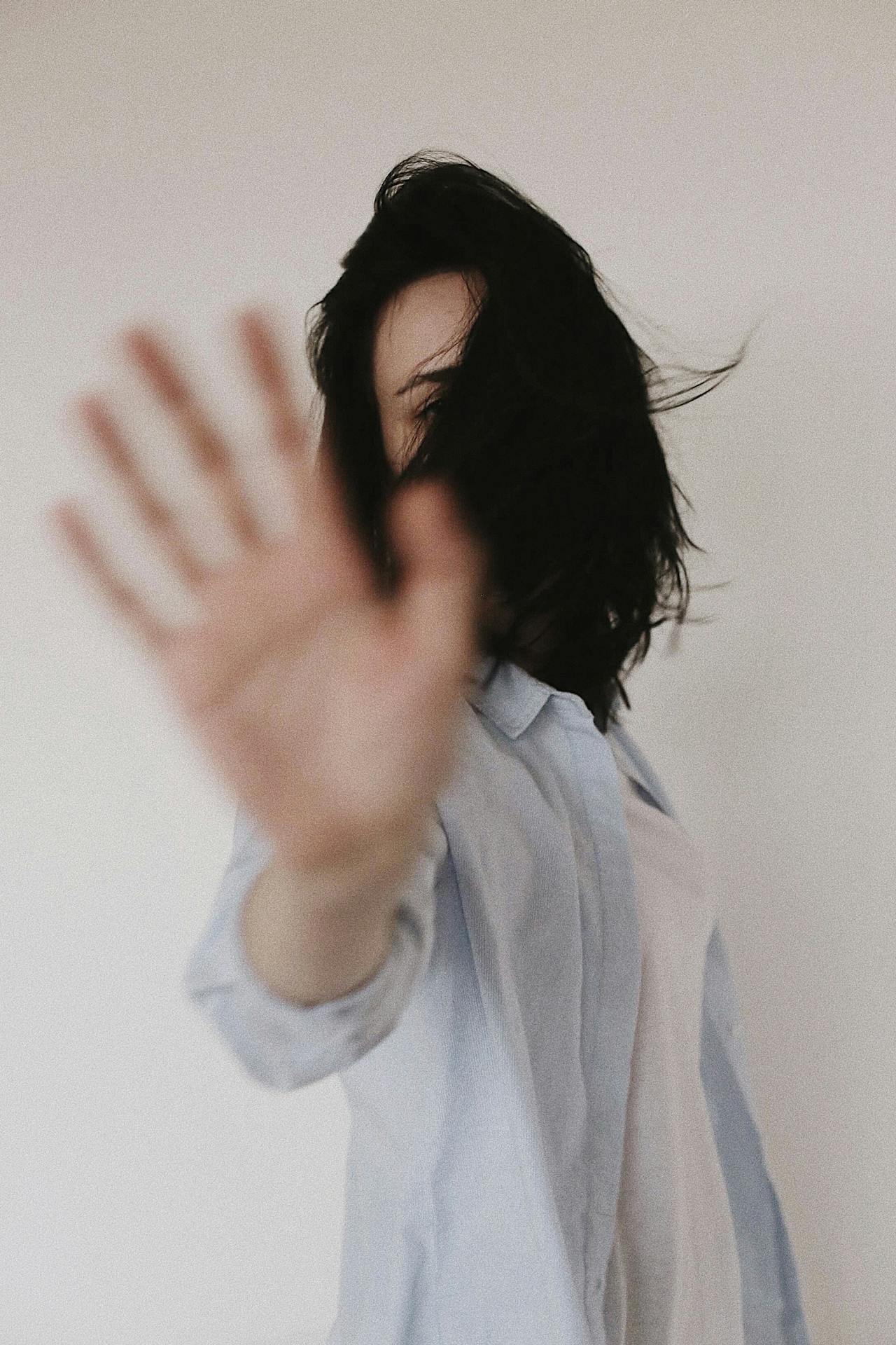Eine Frau hebt ihre Hand | Quelle: Pexels