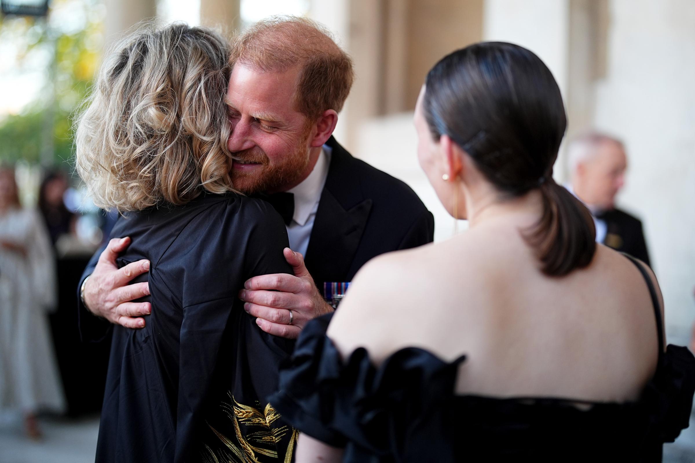 Er erschien im Smoking zur feierlichen Zeremonie zugunsten der Invictus Games Foundation. Während er mit Veteranen für Fotos posierte, kam es im Internet zu heftigen Reaktionen auf seinen auffälligen neuen Look und seine Kleiderwahl. | Quelle: Getty Images