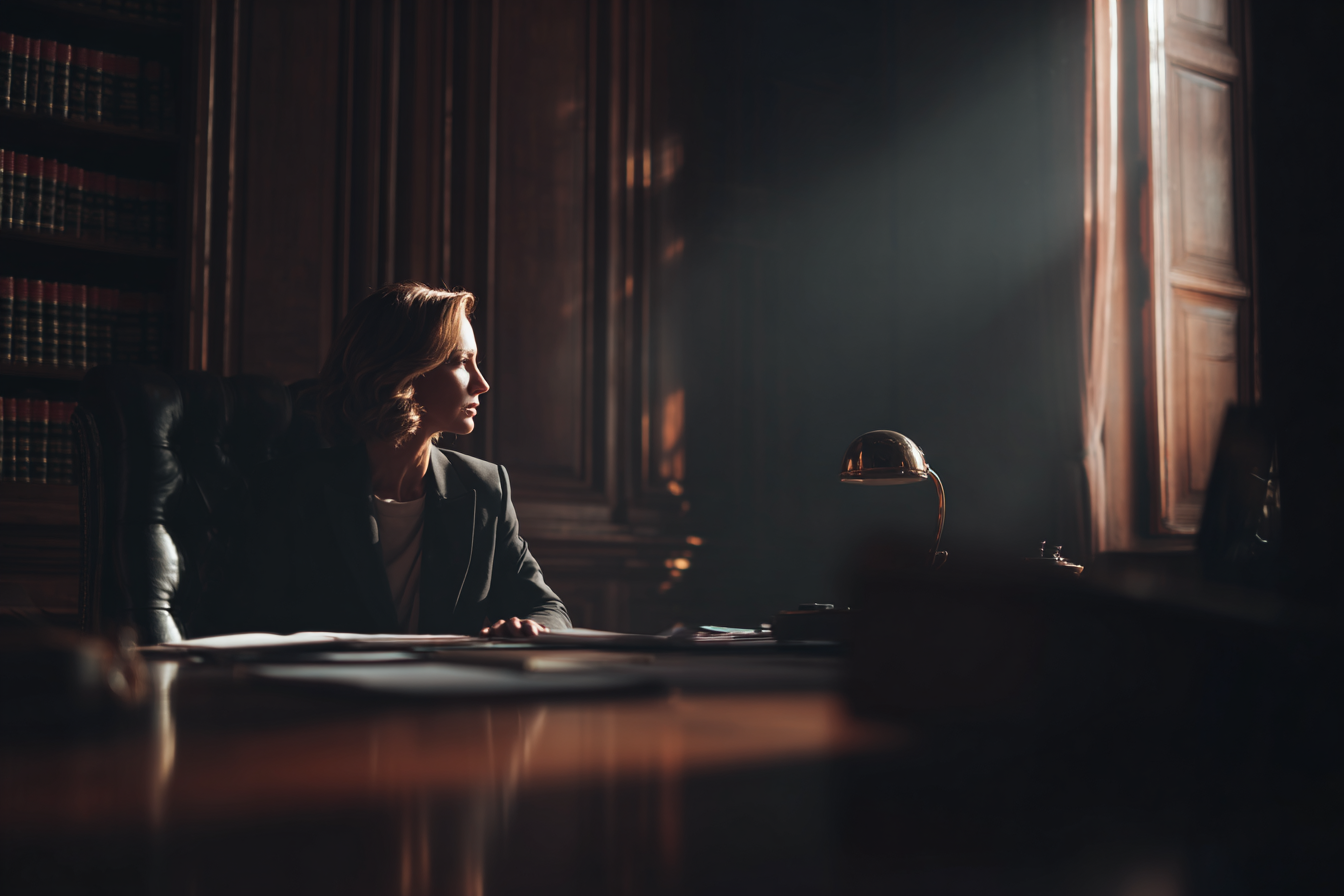 Eine Anwältin sitzt in ihrem Büro | Quelle: Midjourney