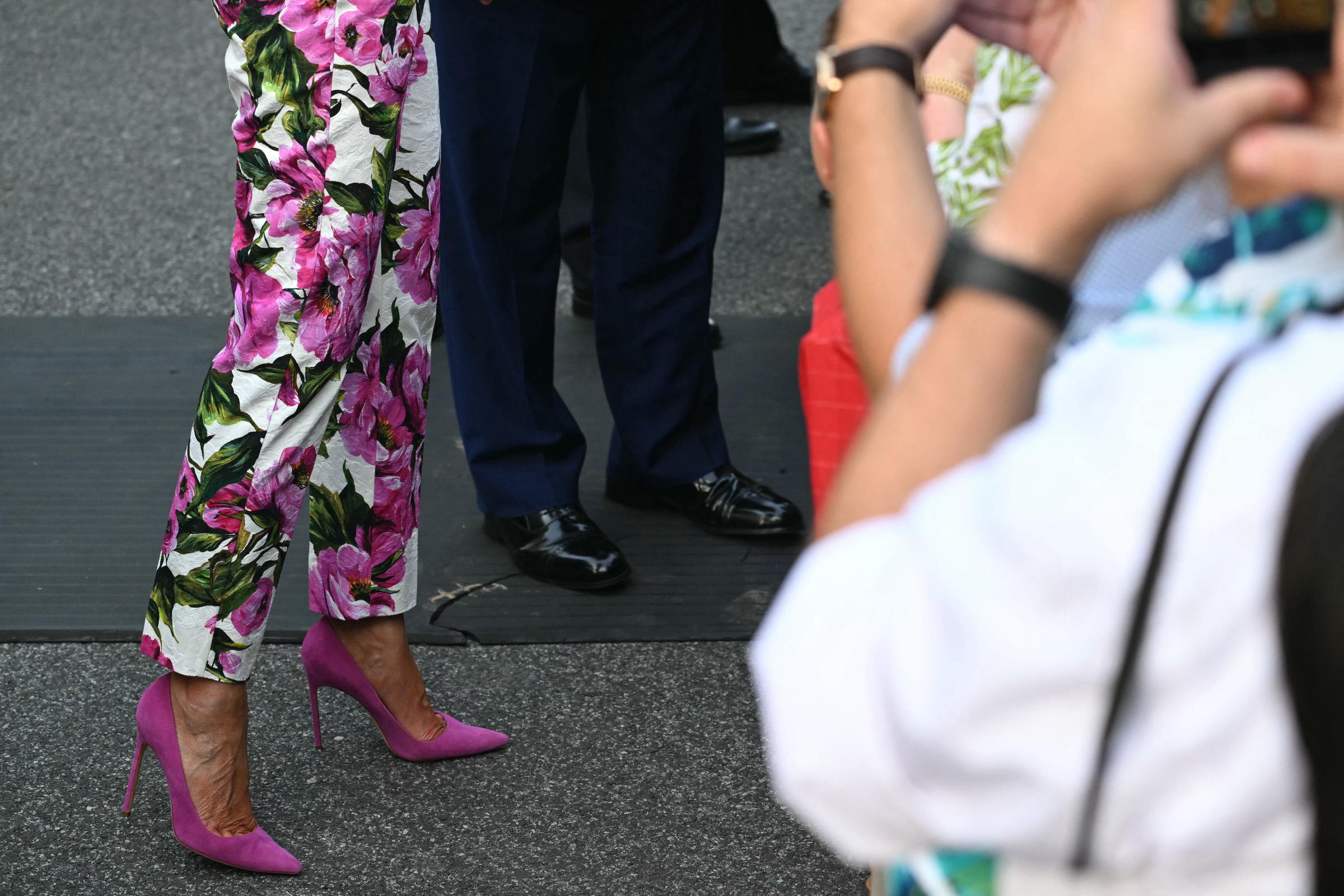 Die Schuhe von Melania und Donald Trump sind zu sehen, als sie die Teilnehmer des Kongresspicknicks auf dem South Lawn des Weißen Hauses in Washington, DC begrüßen: Getty Images
