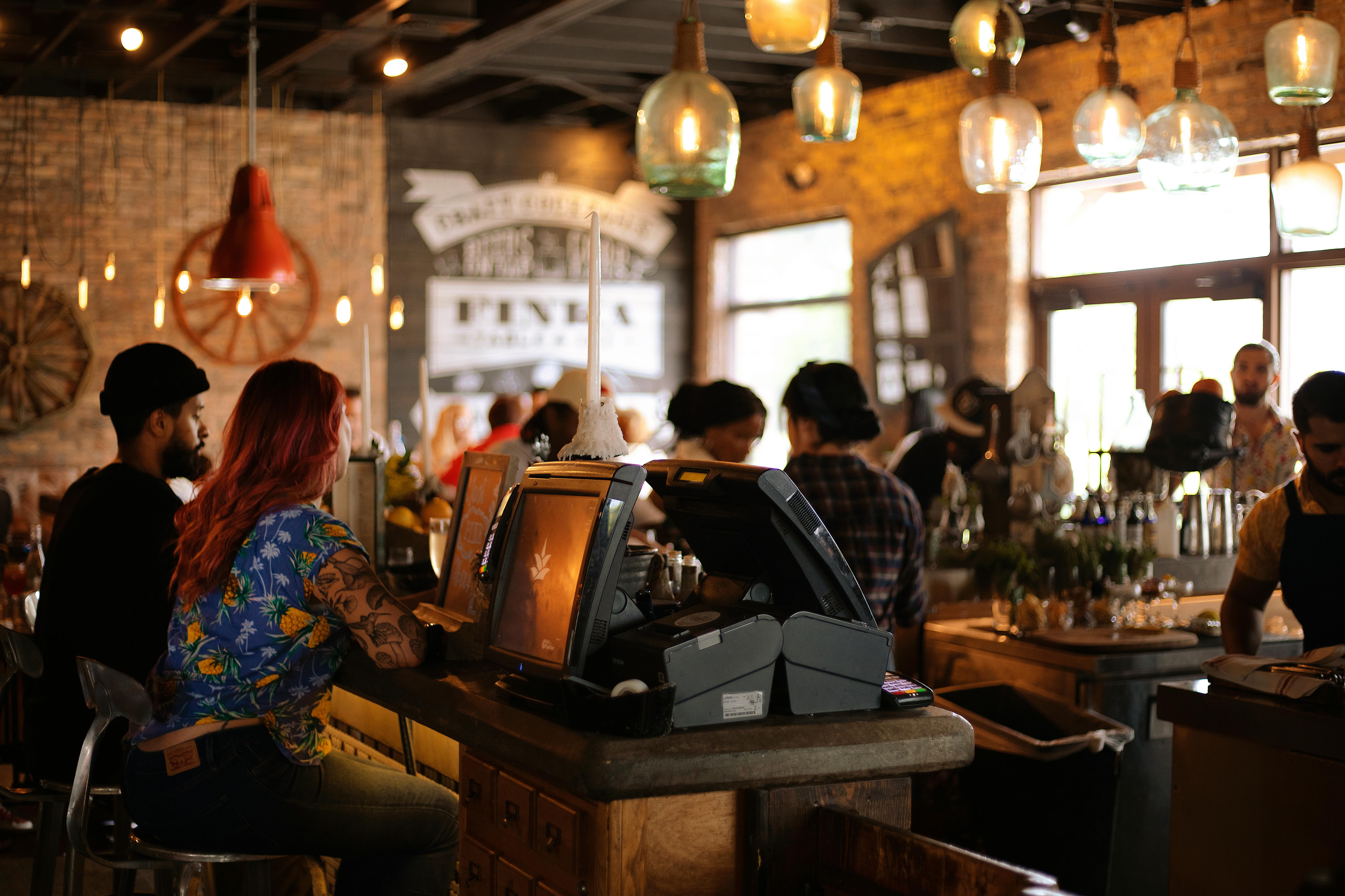 Menschen in einem Café | Quelle: Pexels