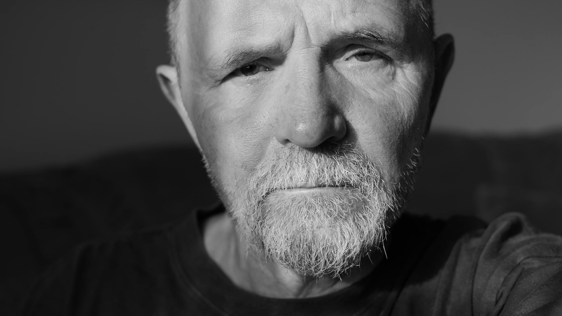 Ein Mann mit einem strengen Blick | Quelle: Pexels