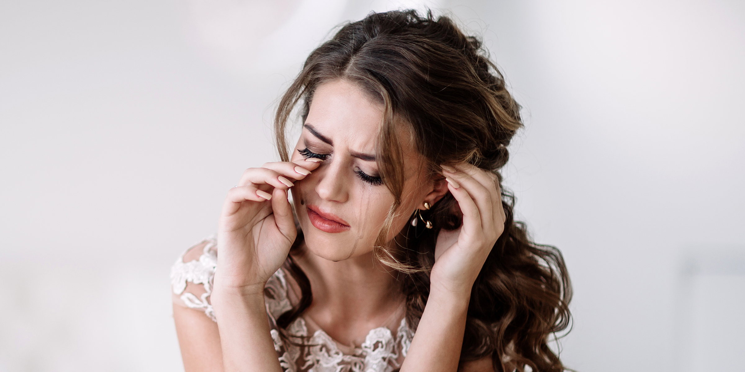 Eine weinende Braut | Quelle: Shutterstock