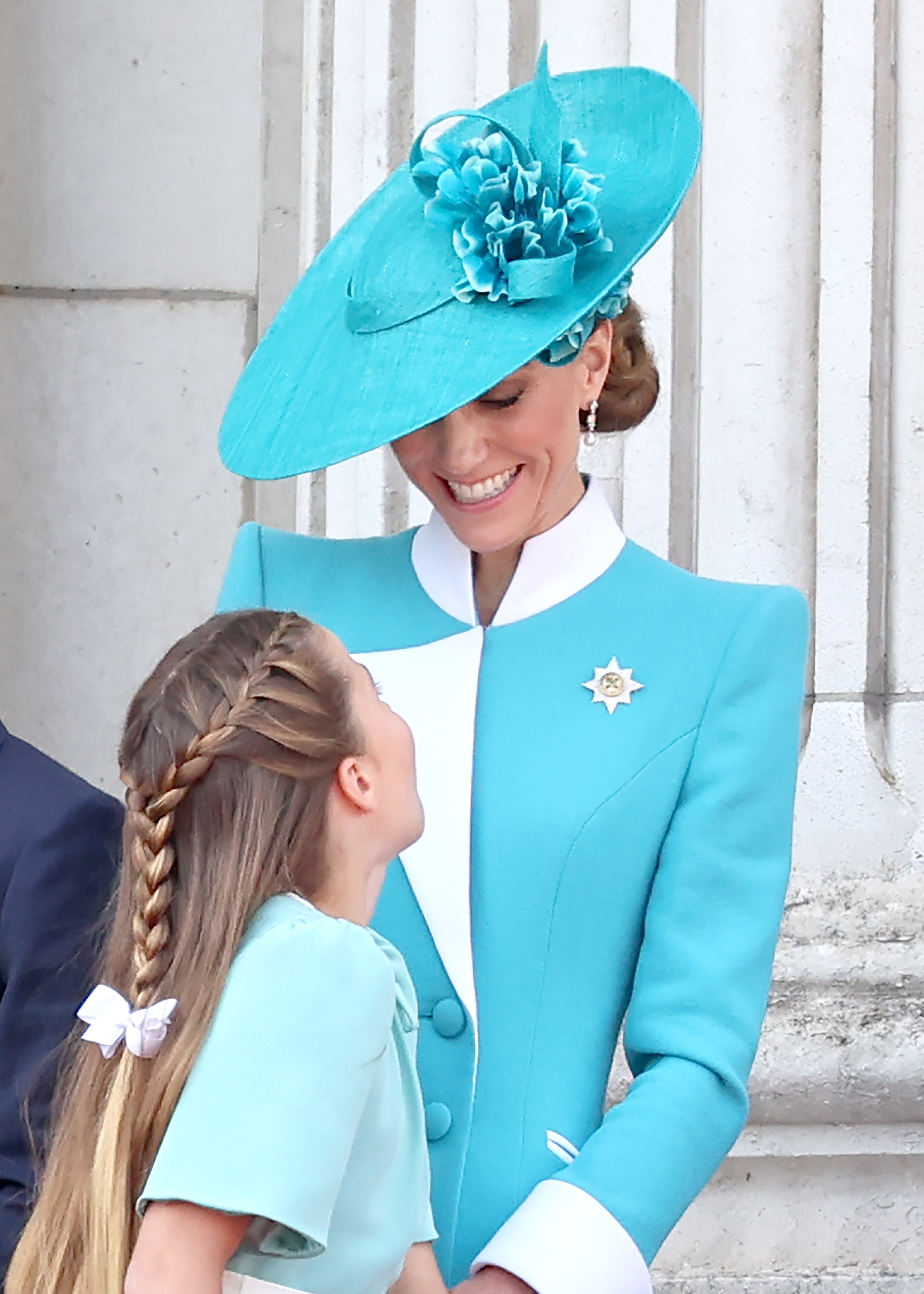 Prinzessin Charlotte und ihre Mutter Catherine lächeln sich auf dem Balkon des Buckingham Palace während des Trooping The Colour 2025 an.