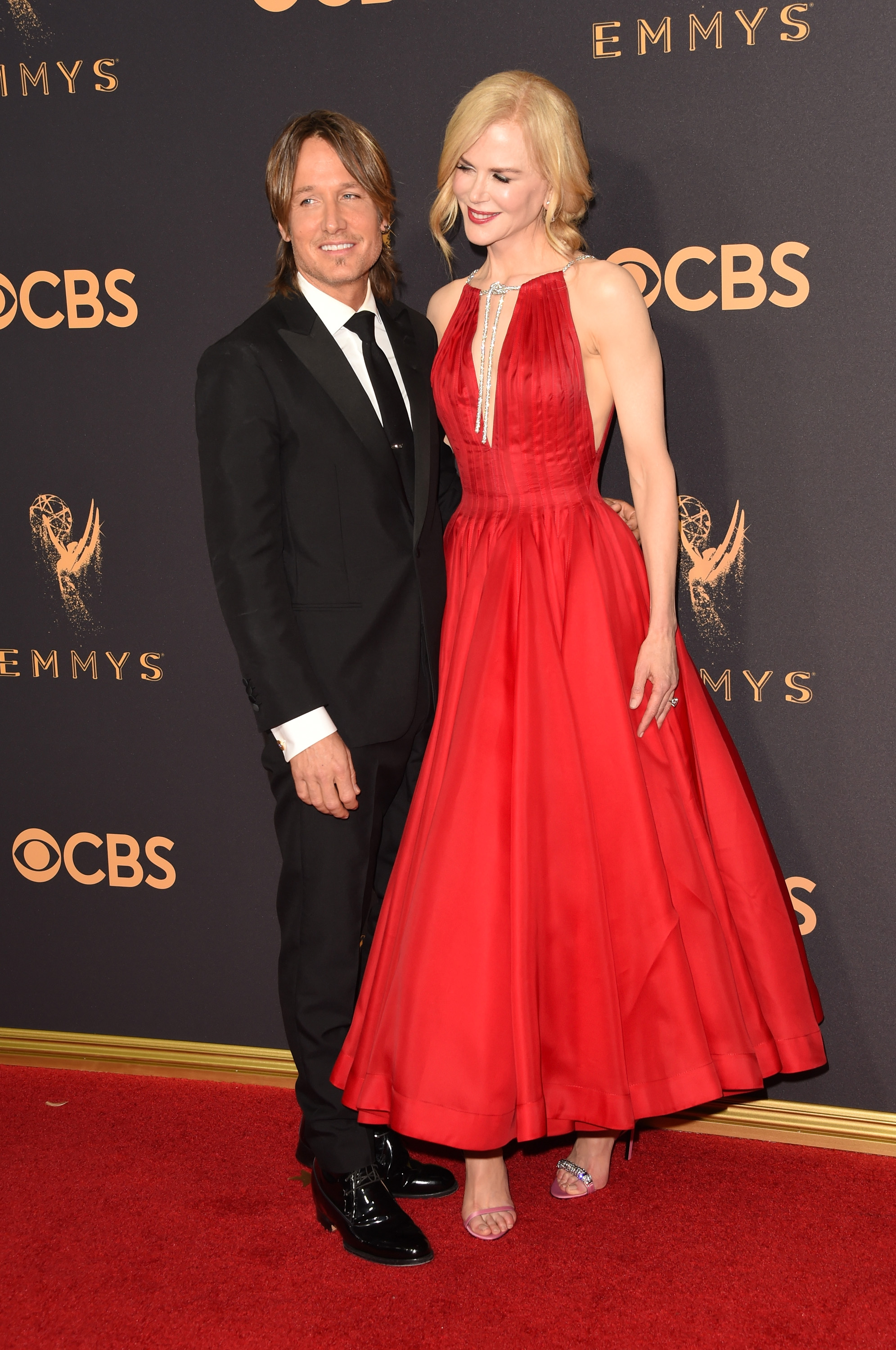 Kidman und Urban posierten vor der Zeremonie gemeinsam auf dem roten Teppich. Das Bild zeigt einen weiteren Moment ihres Auftritts bei den Emmys 2017. | Quelle: Getty Images