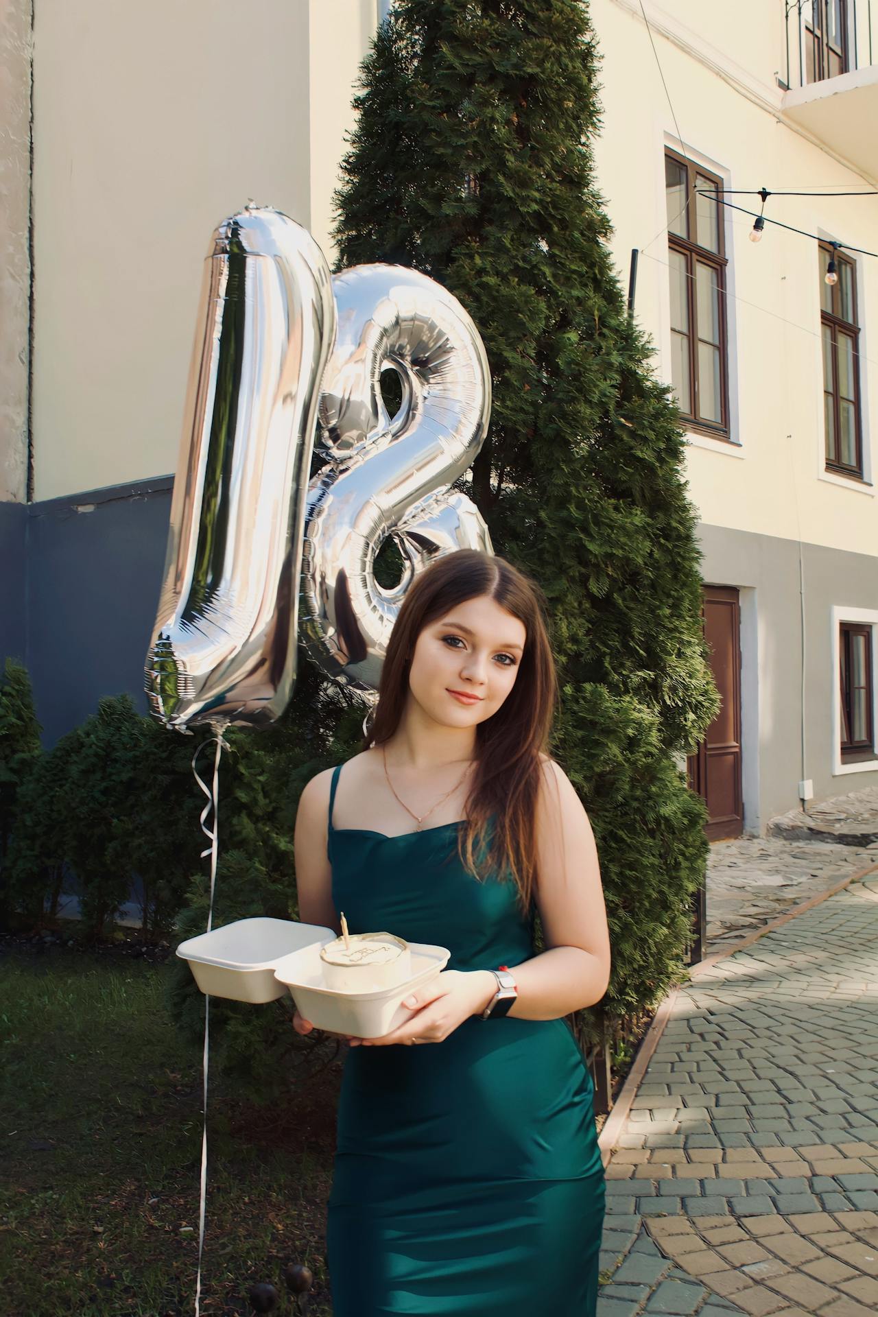 Eine junge Frau, die ihren 18. Geburtstag feiert | Quelle: Pexels