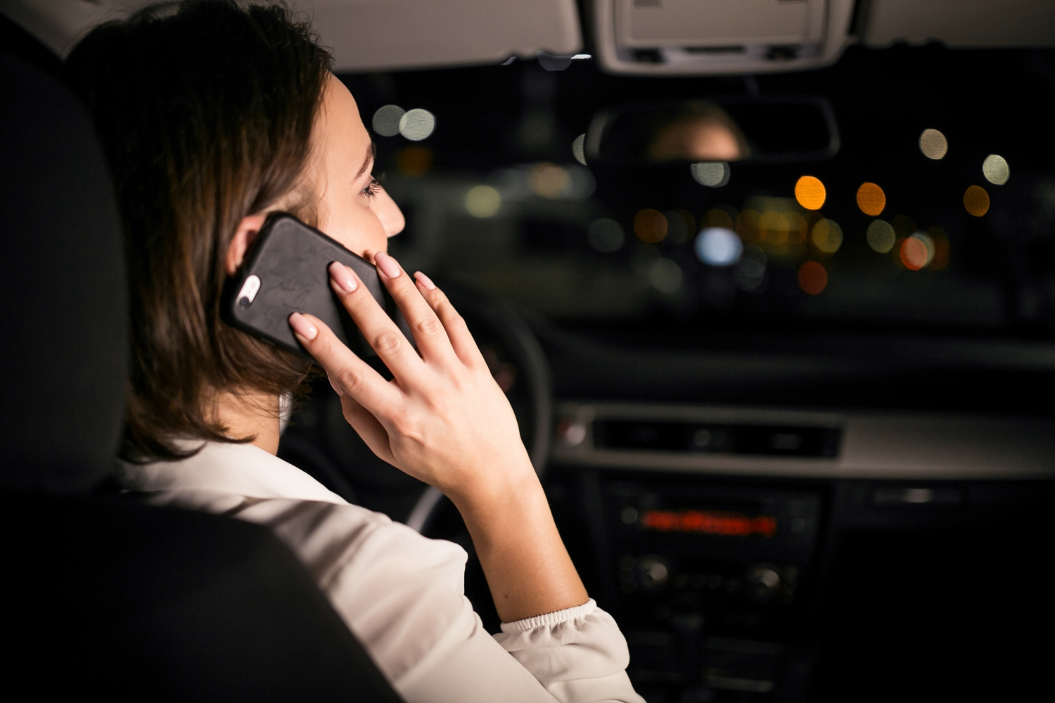 Eine Frau, die während des Fahrens telefoniert | Quelle: Freepik