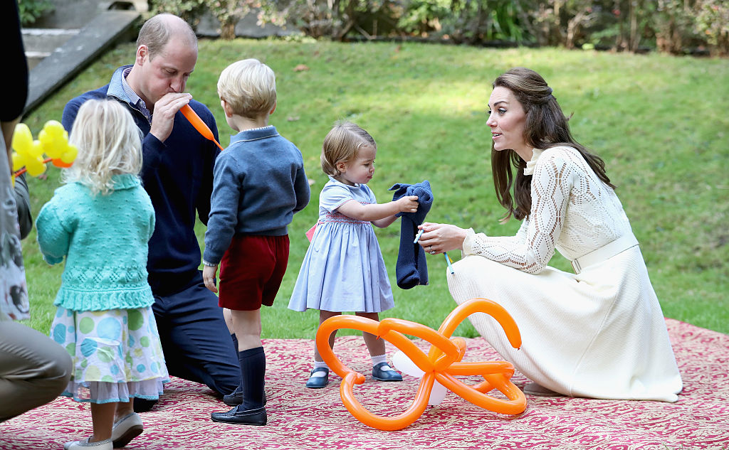 Catherine, Herzogin von Cambridge, Prinzessin Charlotte von Cambridge und Prinz George von Cambridge, Prinz William, Herzog von Cambridge bei einer Kinderparty für Militärfamilien während der königlichen Tour durch Kanada am 29. September 2016 in Victoria, Kanada | Quelle: Getty Images