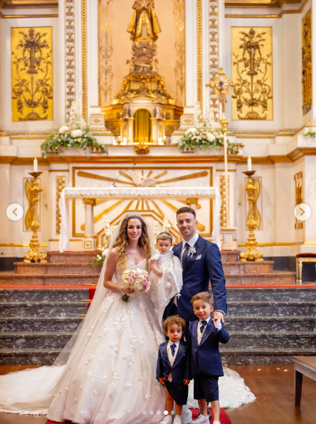 Rute Cardoso und Diogo Jota mit ihren drei Kindern an ihrem Hochzeitstag, aufgenommen am 28. Juni 2025. | Quelle: Instagram/rutecfcardoso14