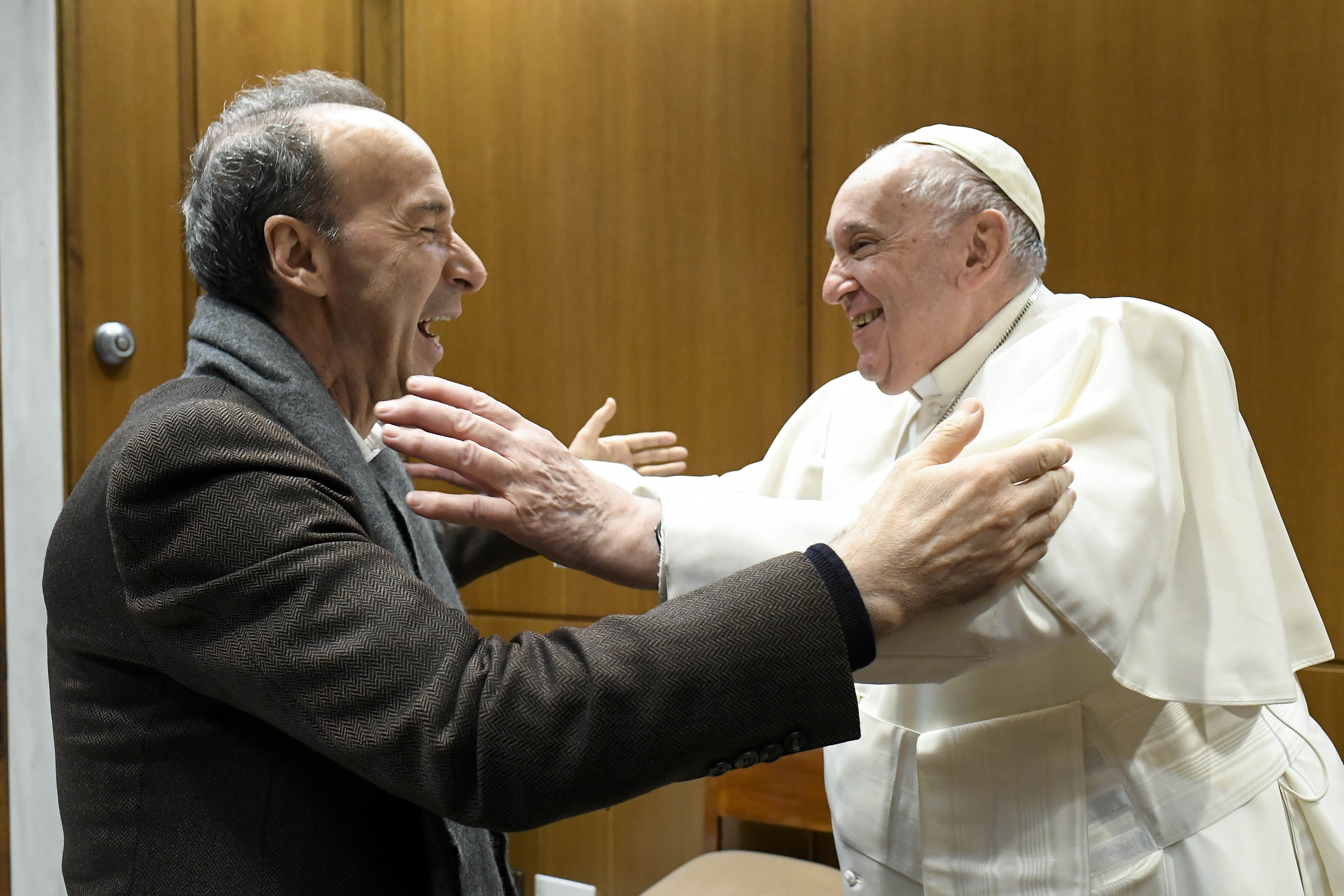 Papst Franziskus trifft den italienischen Schauspieler und Regisseur Roberto Benigni in der Halle Paul VI. in der Vatikanstadt, am 7. Dezember 2022 | Quelle: Getty Images